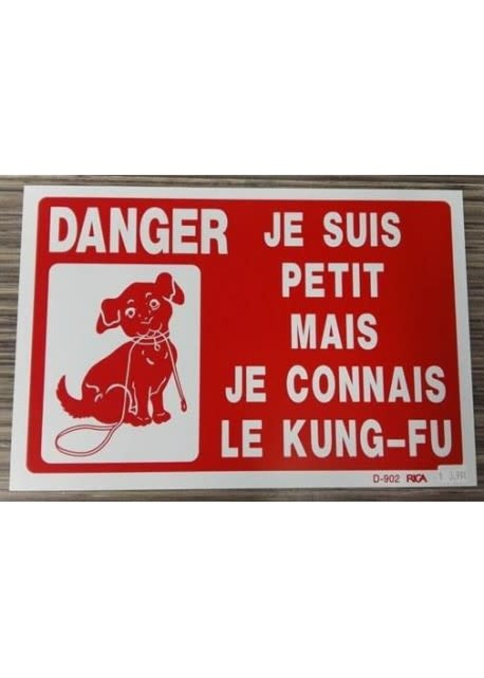 RIGA PANCARTE '' JE SUIS PETIT.. JE  CONNAIS LE KUNG-FU'
