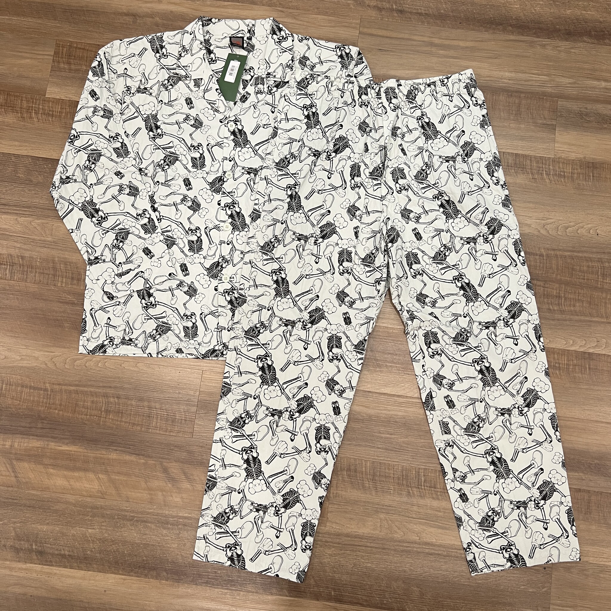 KAWS x Infinite Archive SKELETON Pattern Pajama Set White/Black 