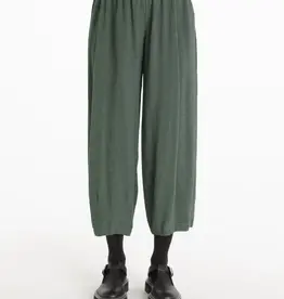 Cut Loose Cropped Pants with Darts