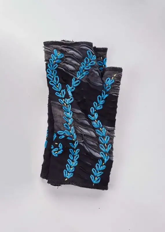 Windhorse Leaf Embroidered Cotton Handwarmers