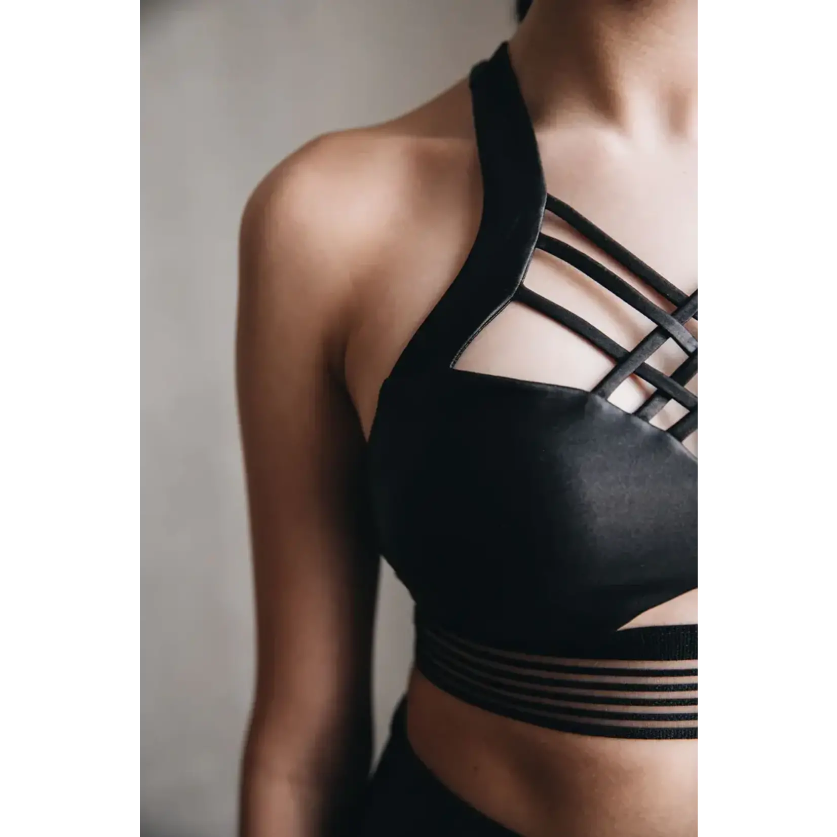 Unit Top tiras cruce frontal negro