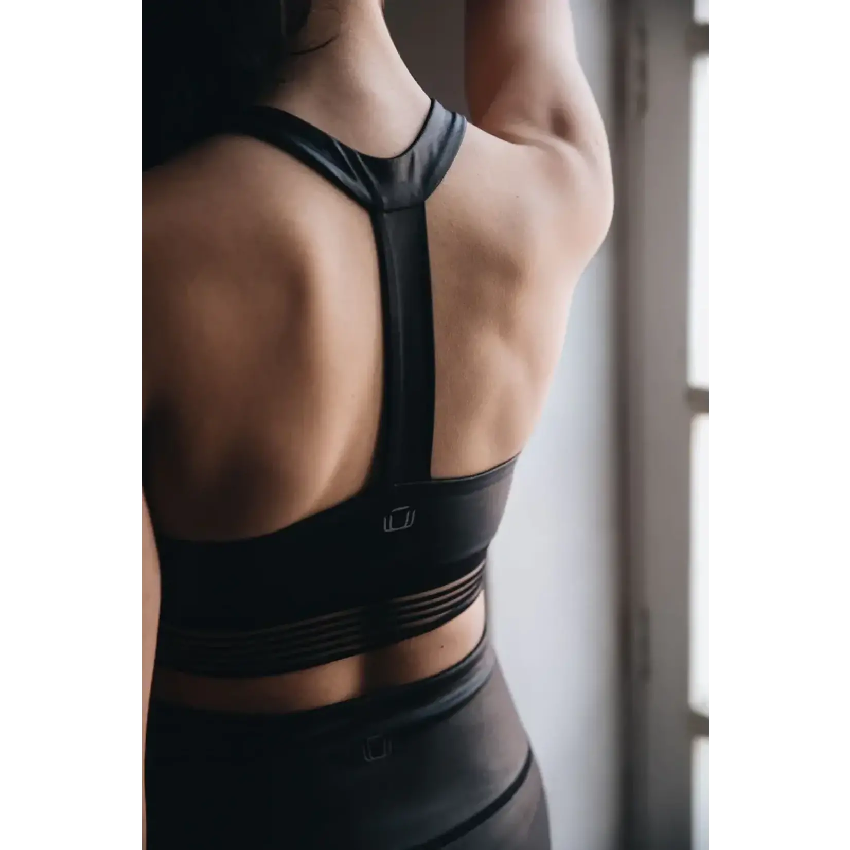 Unit Top tiras cruce frontal negro