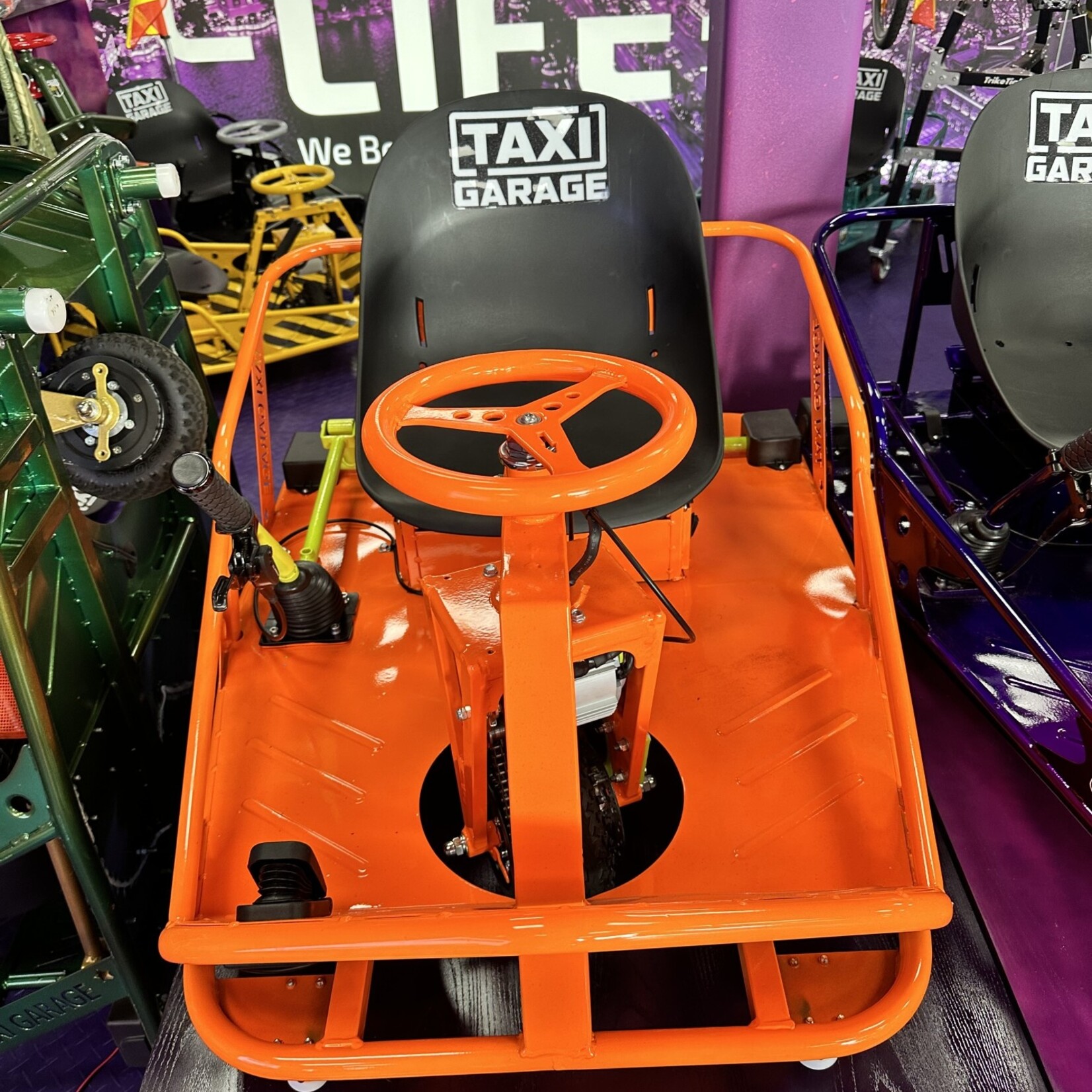 Taxi Garage TAXI GARAGE - STAGE 5 XL - Fluorescent Orange  w/Orange Steering Wheel