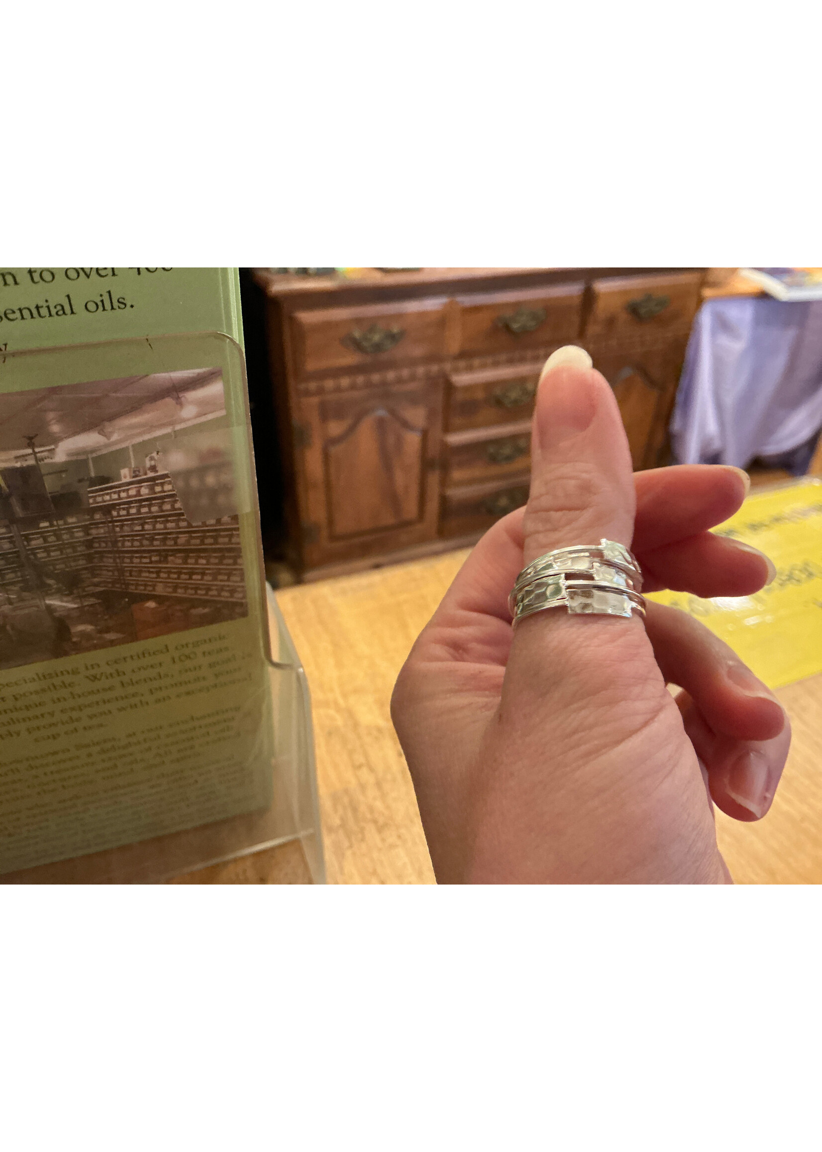 Ring multi hammered bars