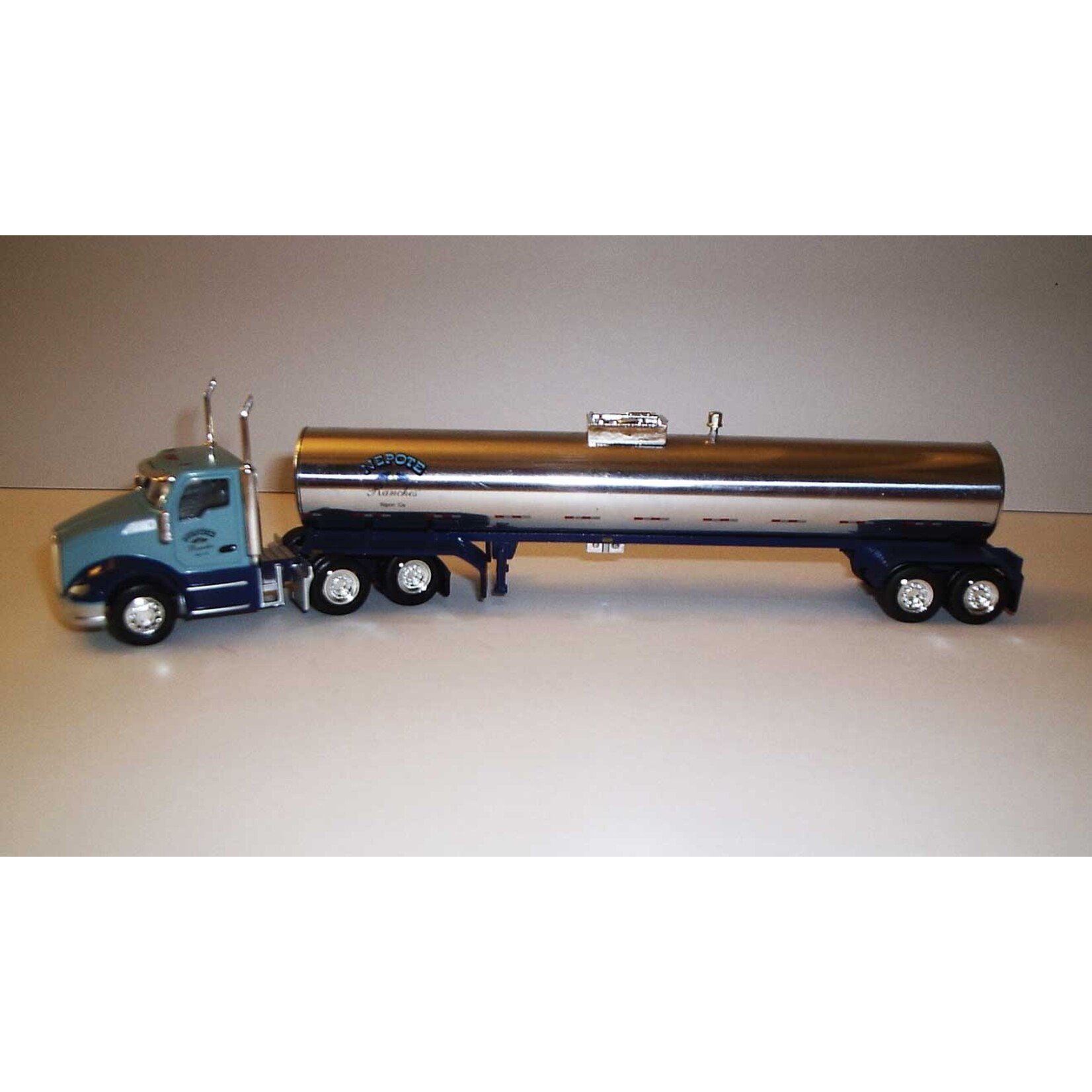 Trucks N Stuff 071 HO KW T680 Day-Cab Tractor with Food-Grade Trailer Nepote