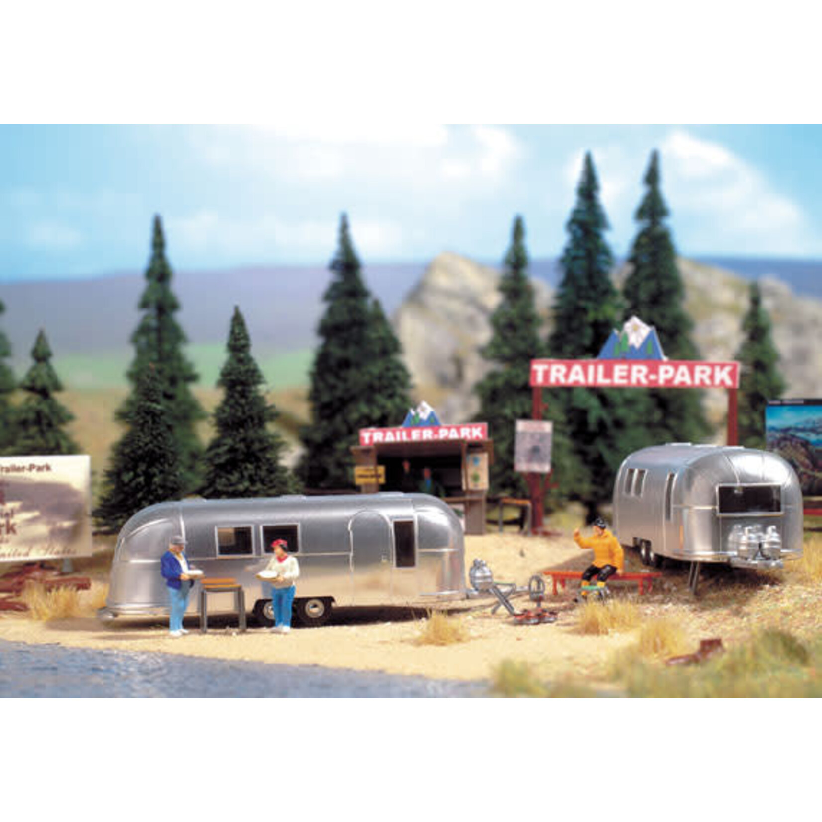 Walthers 9492902 HO Camp Site with Two Trailers