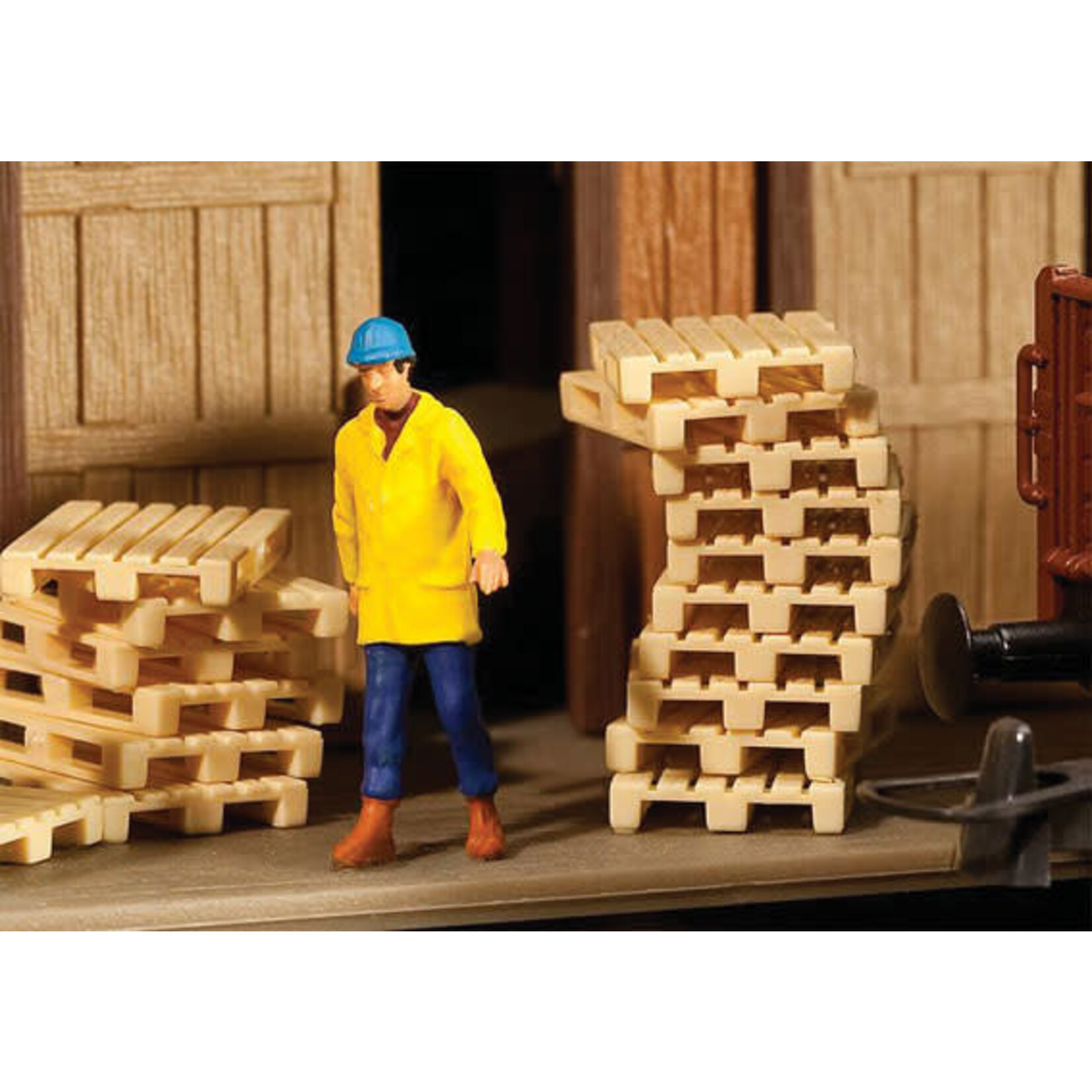 Walthers 9494129 HO Wood Pallets -- Kit pkg(12)