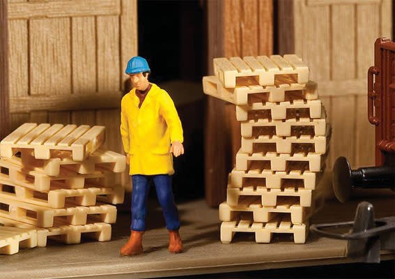 9494129 HO Wood Pallets -- Kit pkg(12)