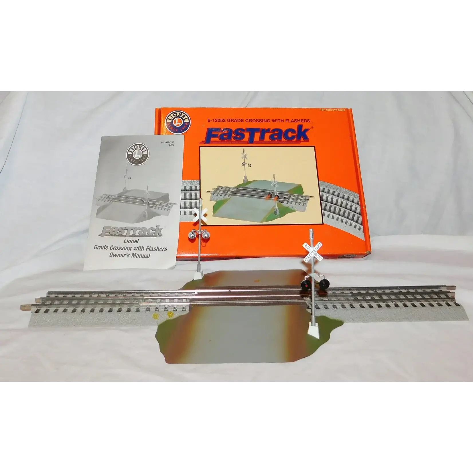 Lionel 612052 O FasTrack Grade Crossing with Flasher