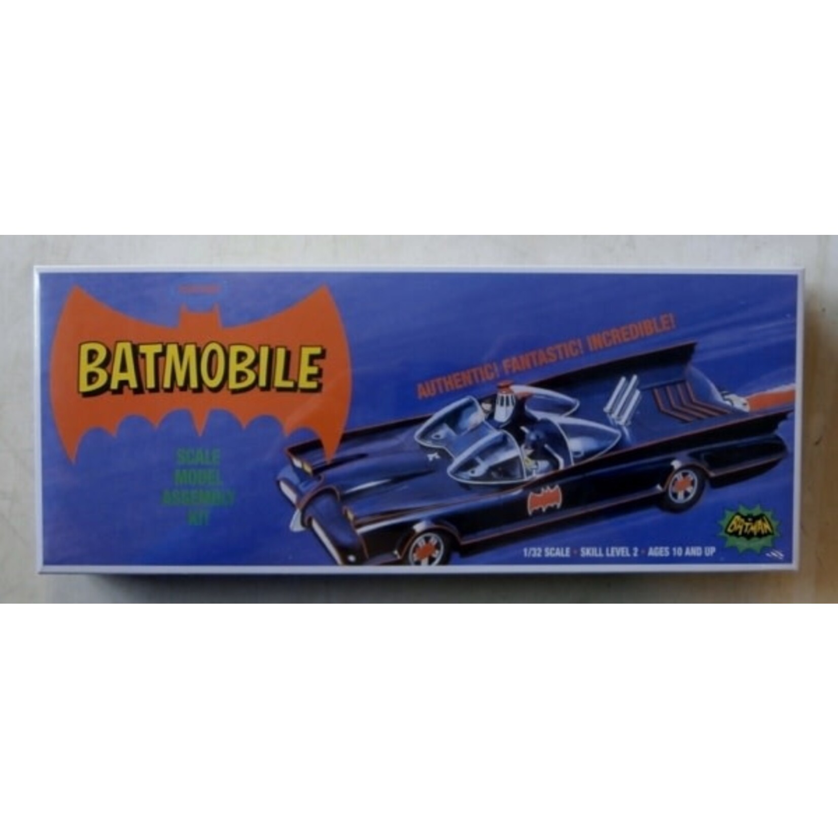 Polar Lights 933 BATMOBILE w/ Batman & Robin - 1:32 SCALE