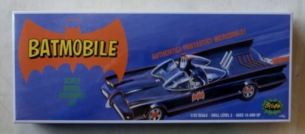 933 BATMOBILE w/ Batman & Robin - 1:32 SCALE