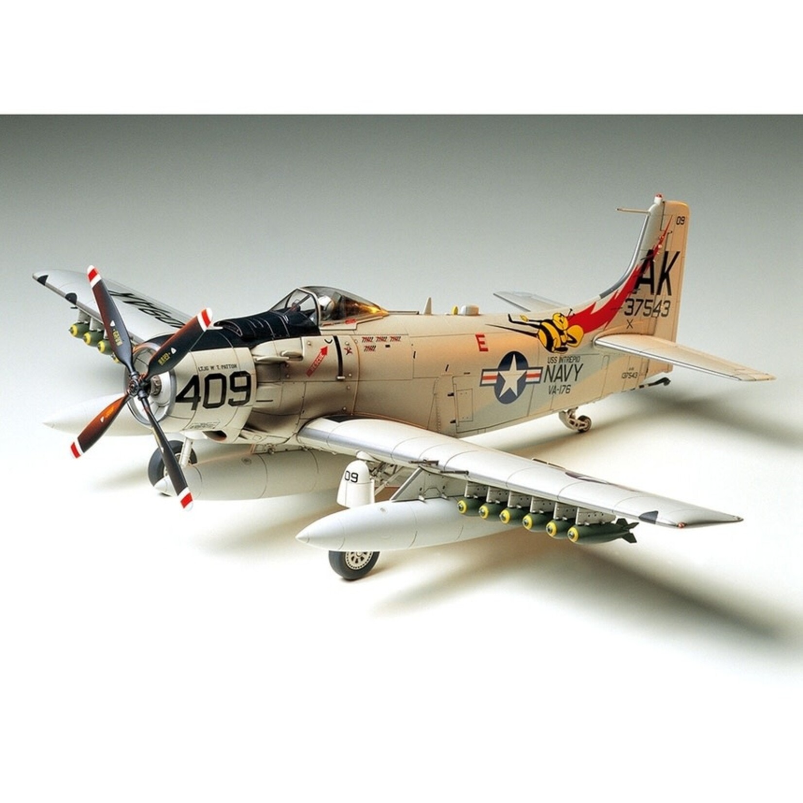Tamiya 61058 A1H Skyraider USN 1/48