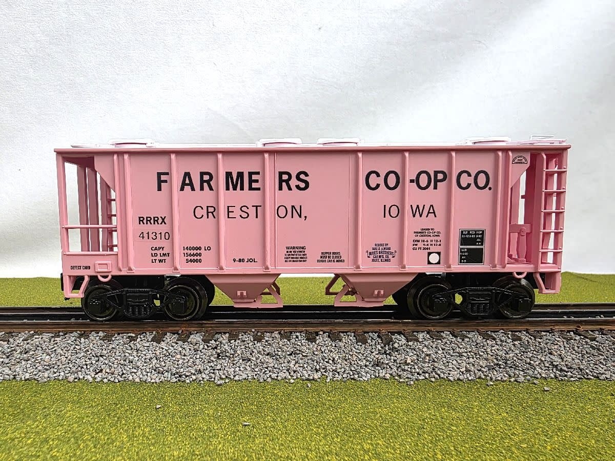 8639923 O 2 Bay Covered Hopper Farmer