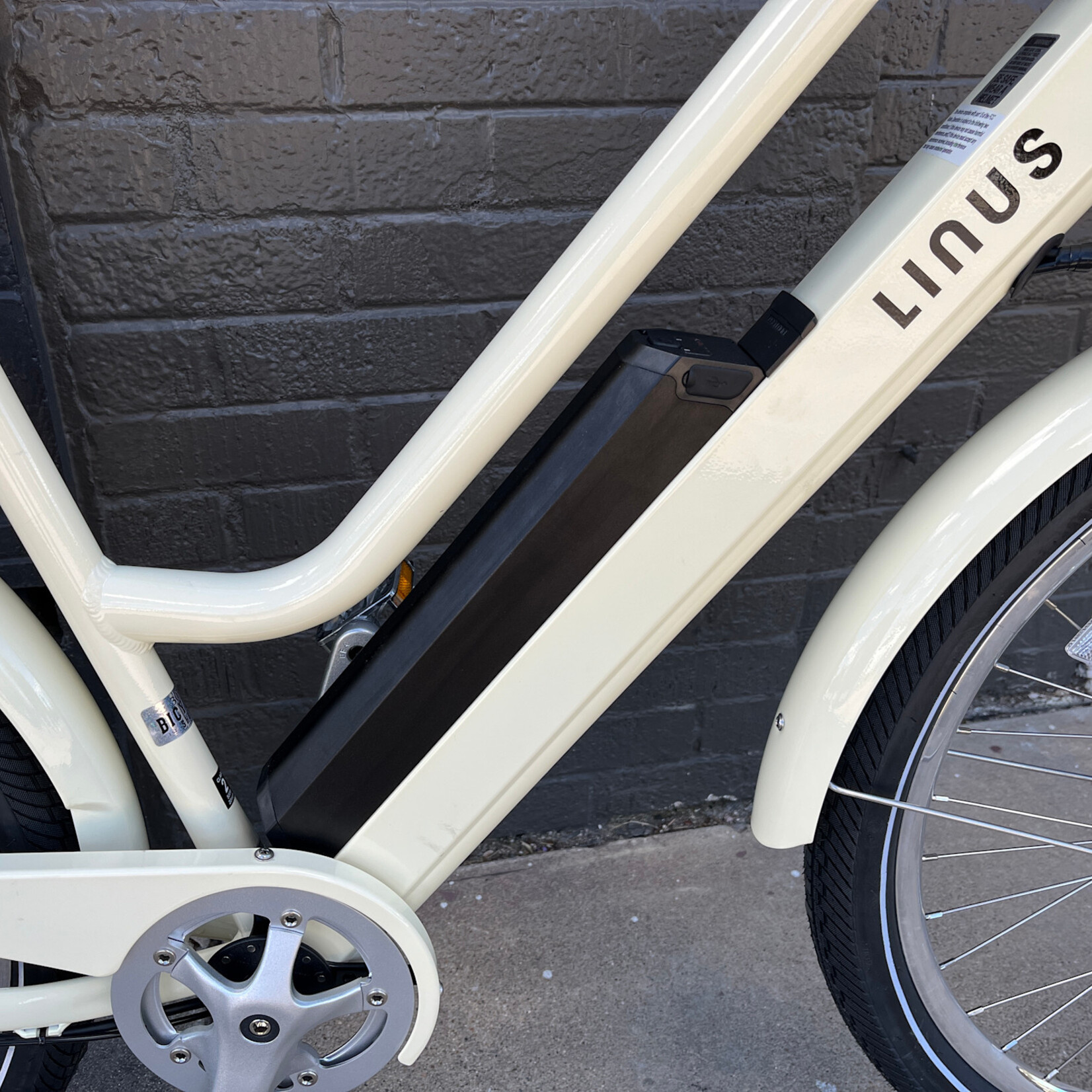Linus Linus Cesta 500 Marine Cream Tires eBike