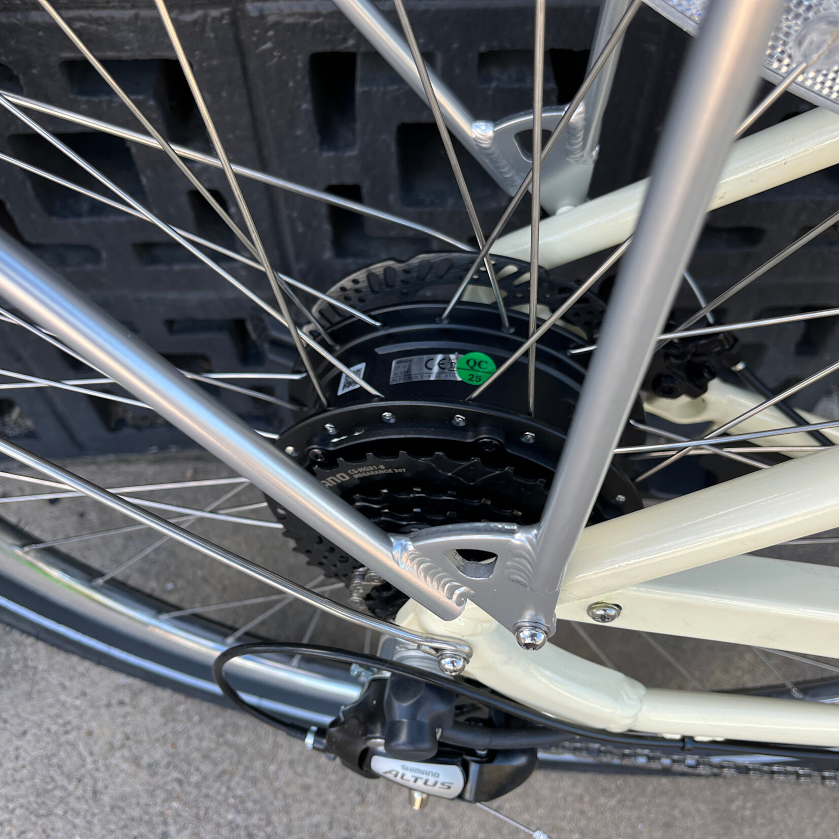 Linus Linus Cesta 500 Marine Cream Tires eBike