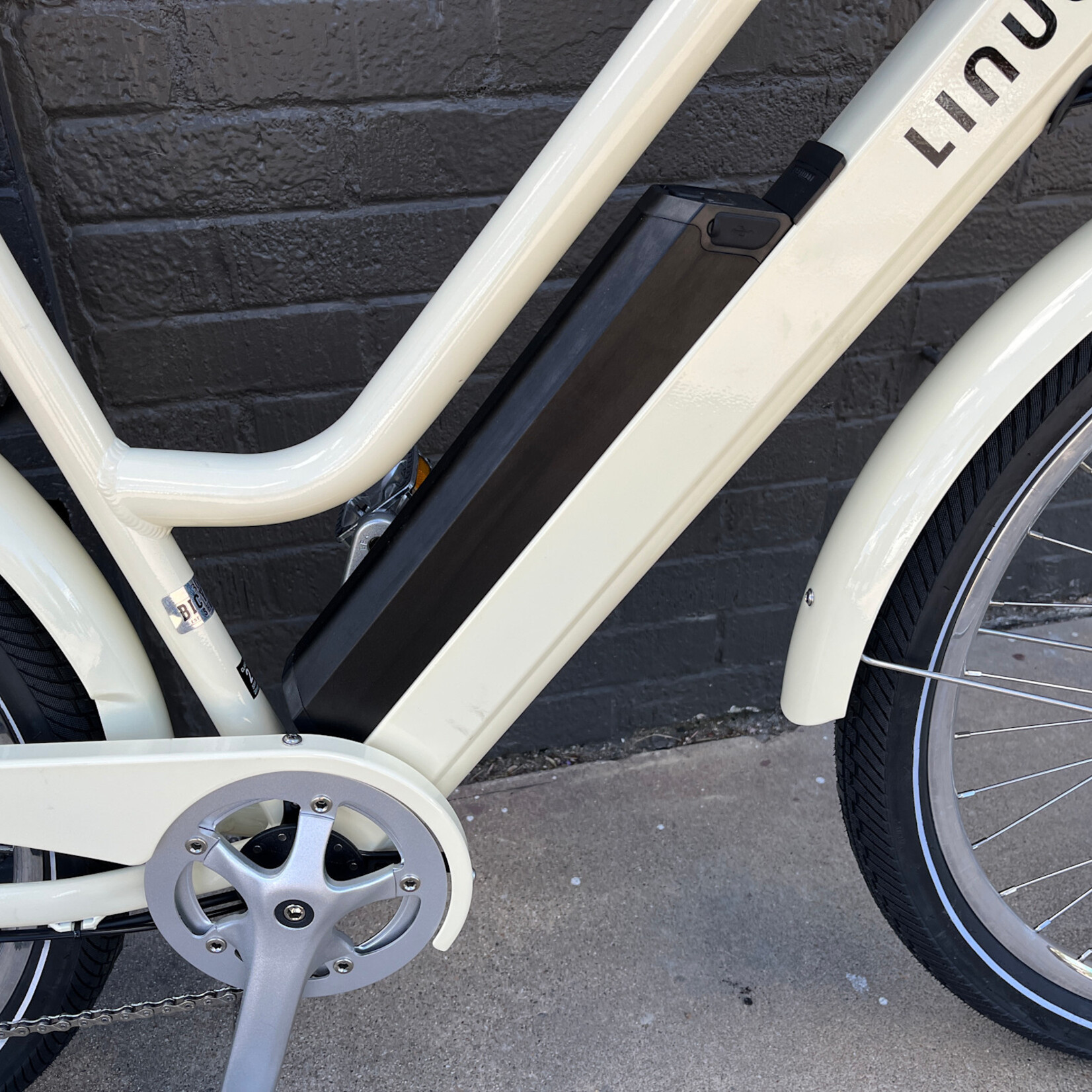 Linus Linus Cesta 500 Marine Cream Tires eBike