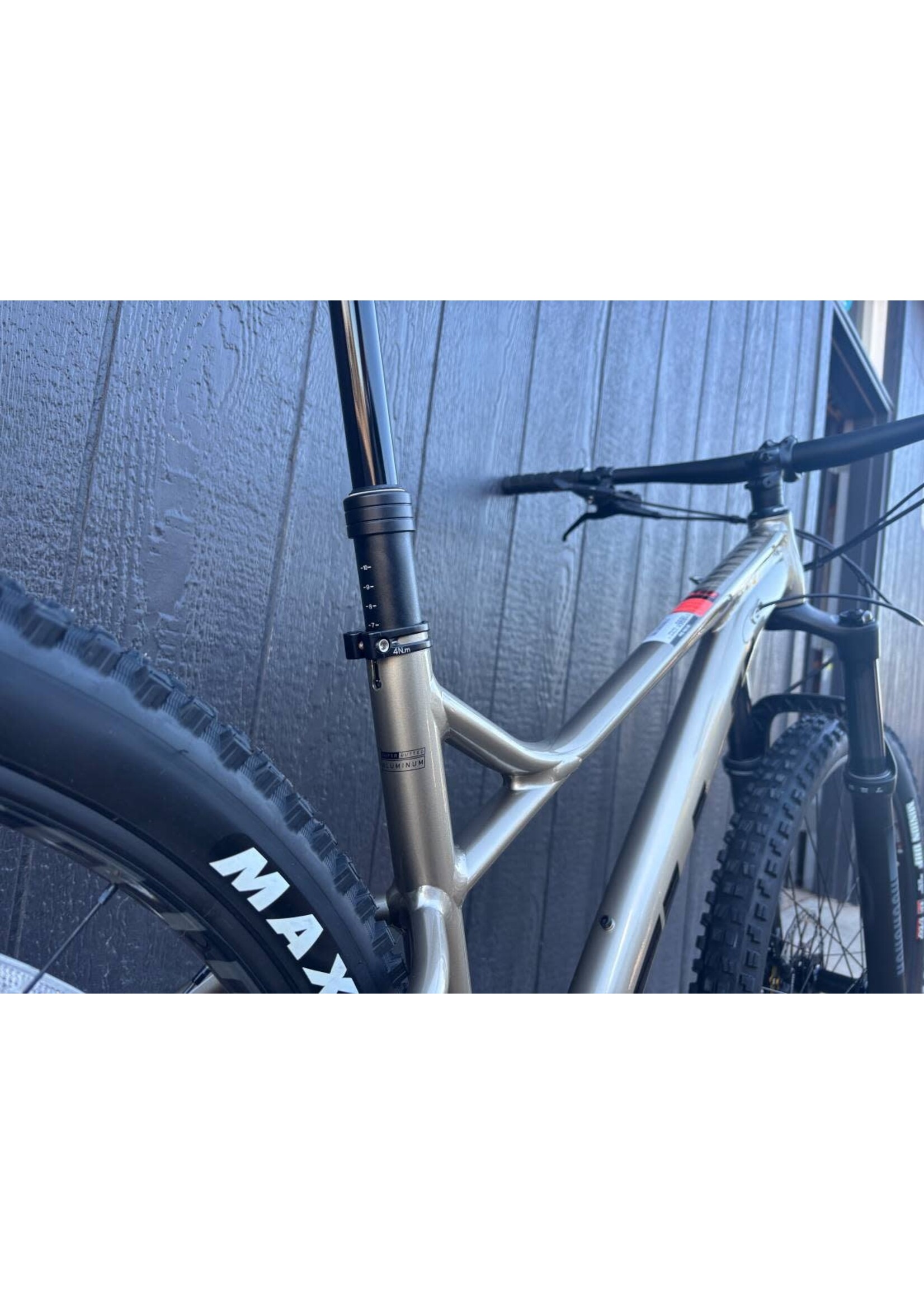 Fuji Fuji Bighorn 1.3 Pearl Sand Mountain Bike
