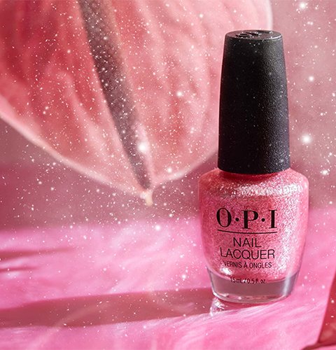 A myriad of sparkling particles to<br>beautify your manicure