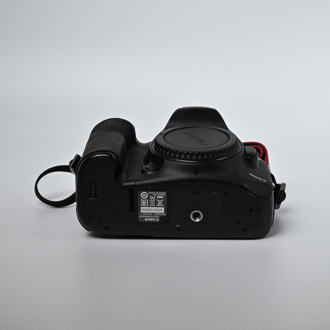 Canon Used Canon EOS 7D Mark II DSLR Camera (Body Only)