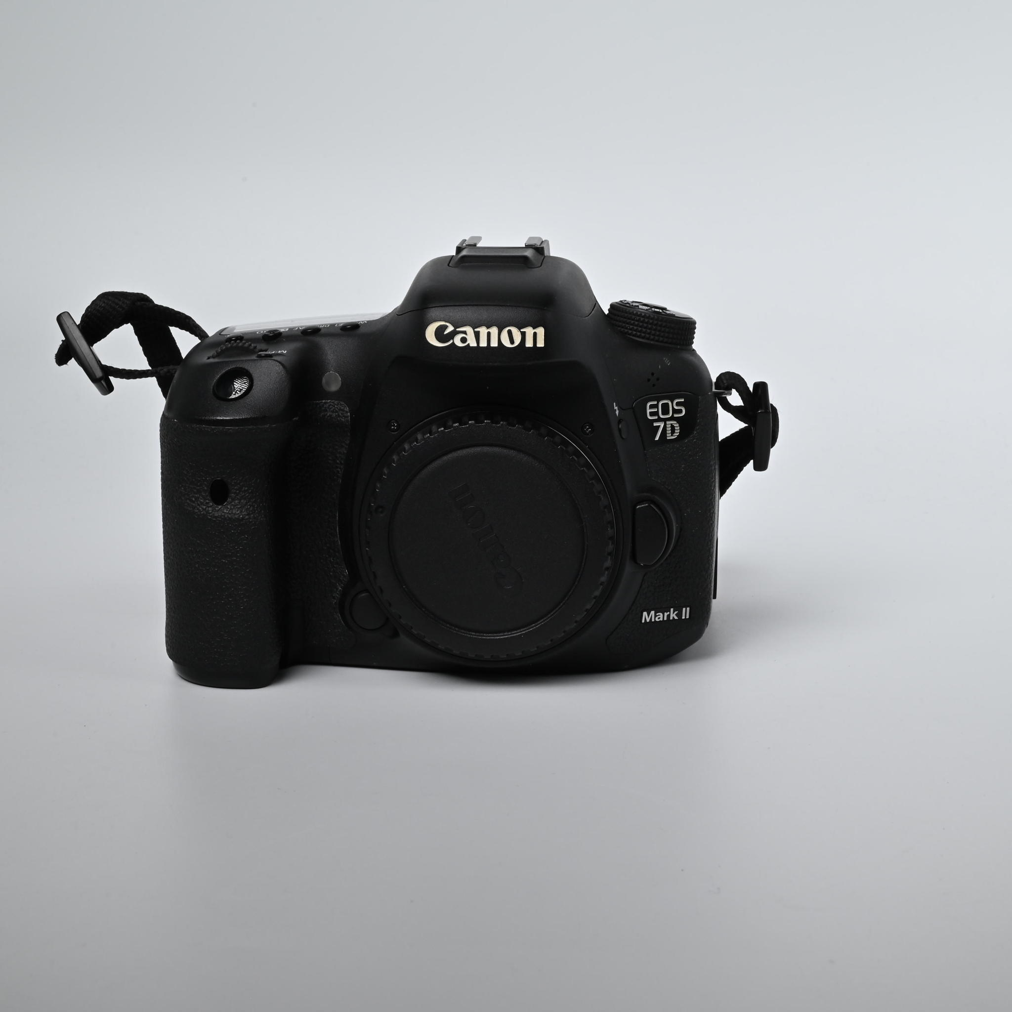 Used Canon EOS 7D Mark II DSLR Camera (Body Only Used Canon EOS 7D Mark II DSLR Camera (Body Only