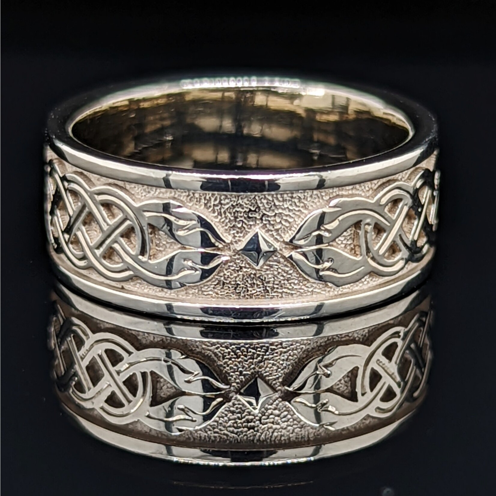 Modern Heirloom® Celtic Carrick Knot Band, 8.0mm wide, 14KW, Sz7.5