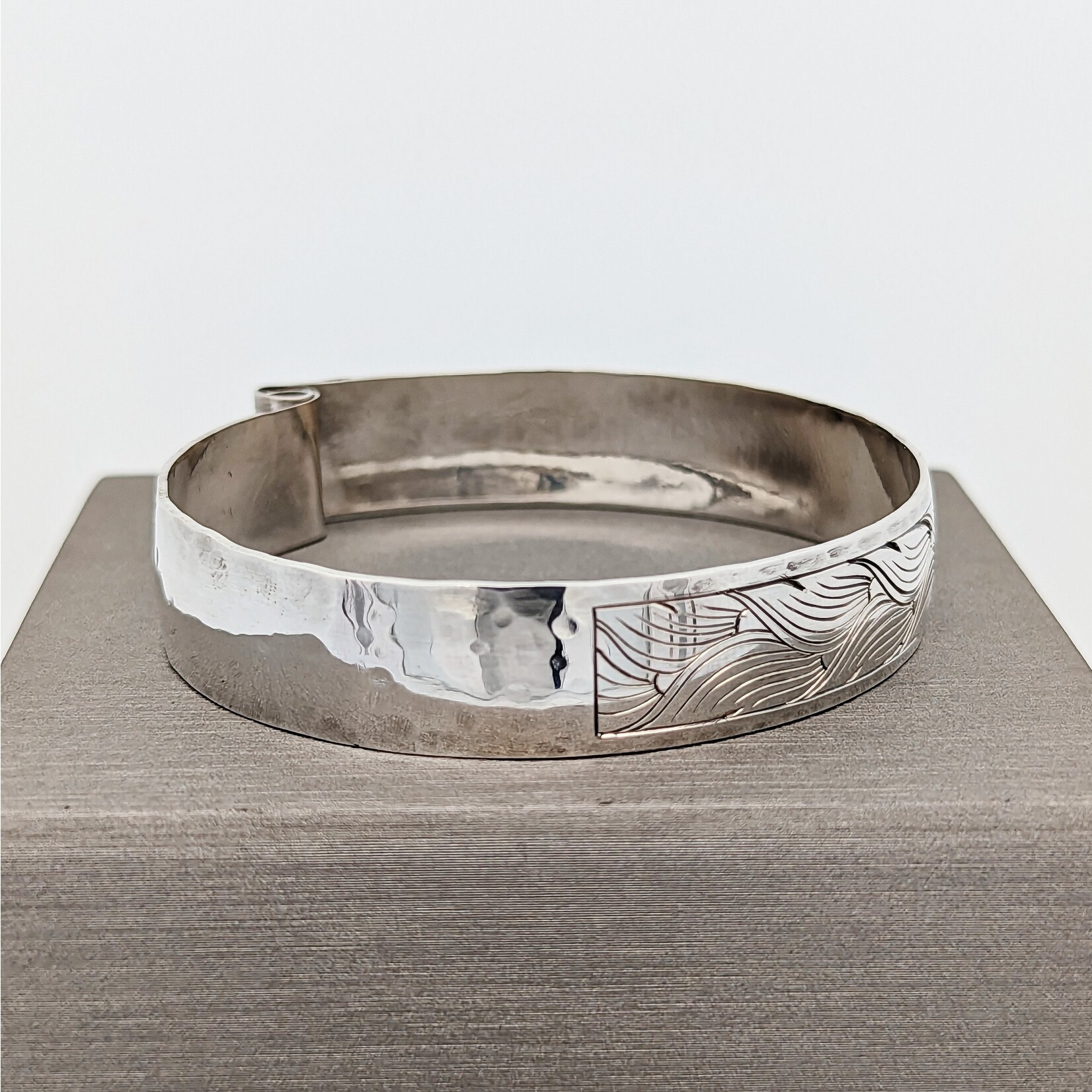 Modern Heirloom® Alternating Leaf Window Scroll Bracelet, 13mm