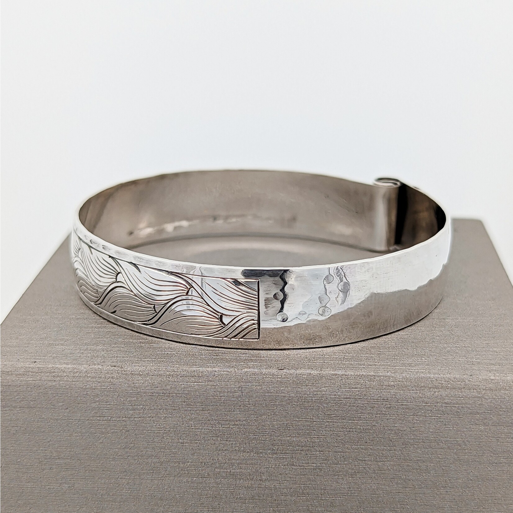 Modern Heirloom® Alternating Leaf Window Scroll Bracelet, 13mm