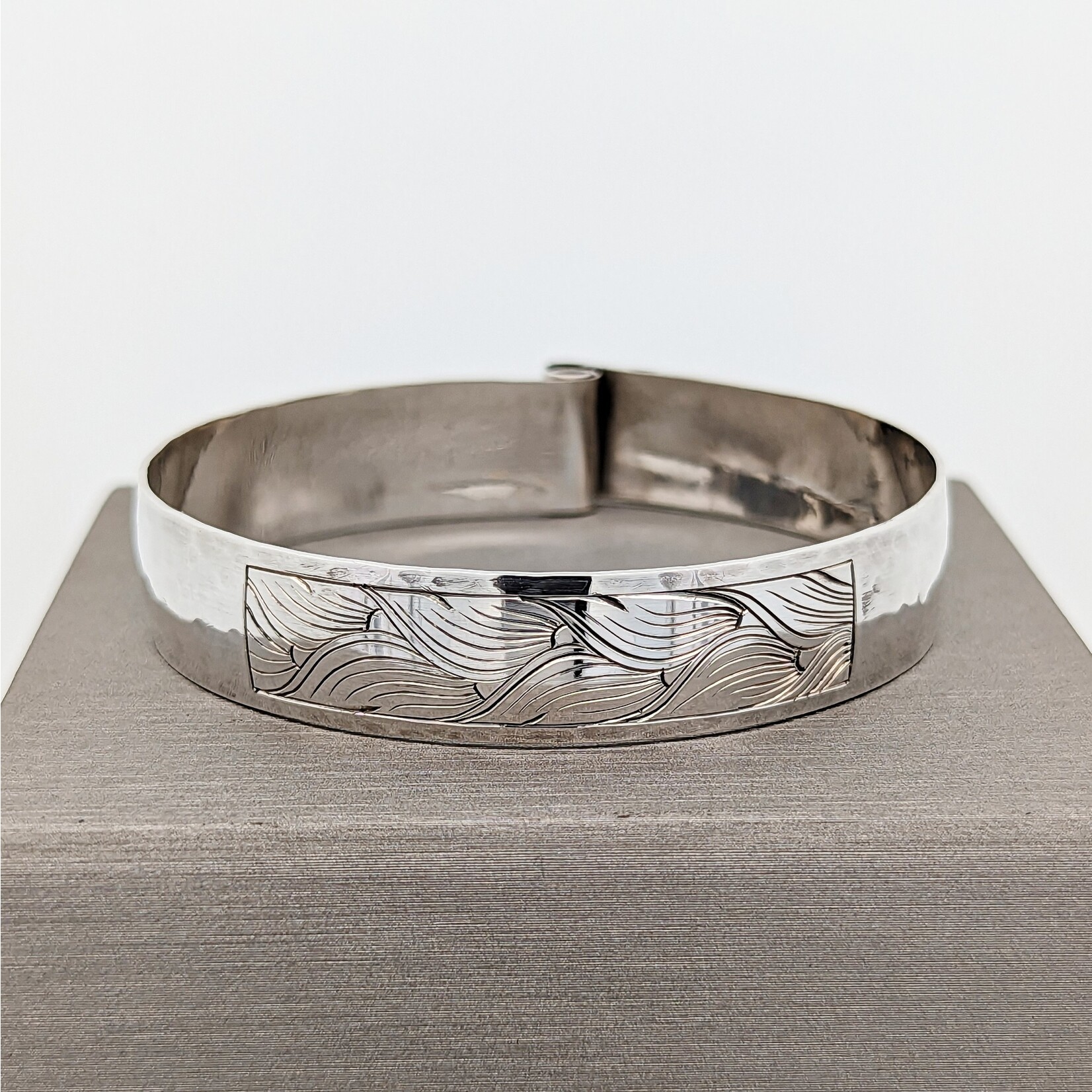 Modern Heirloom® Alternating Leaf Window Scroll Bracelet, 13mm