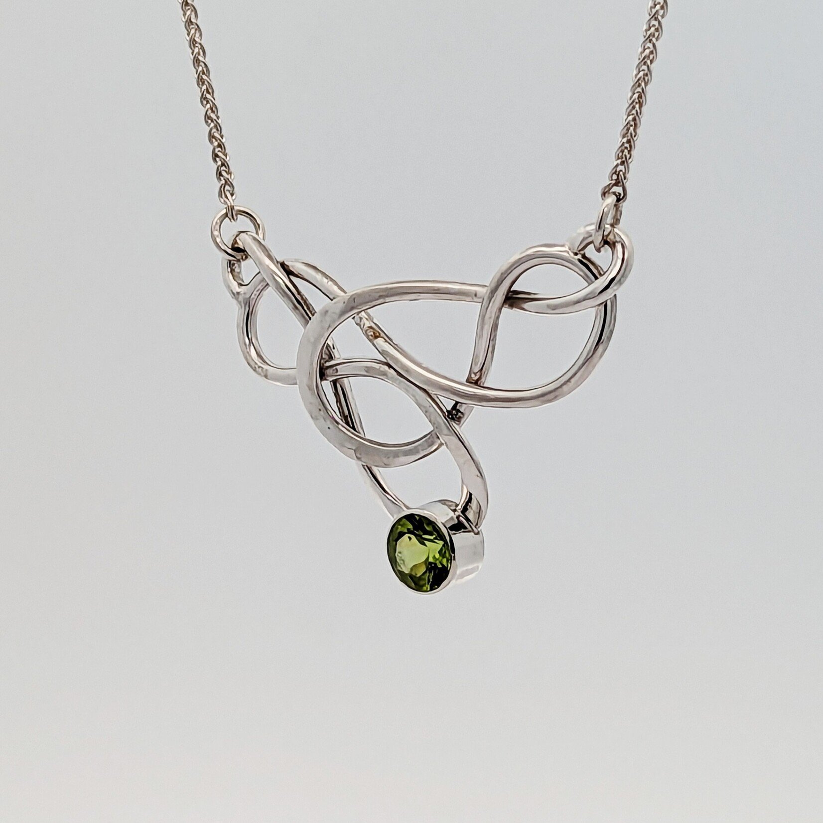 Modern Heirloom® Intertwined Nouveau 5mm Peridot Necklace