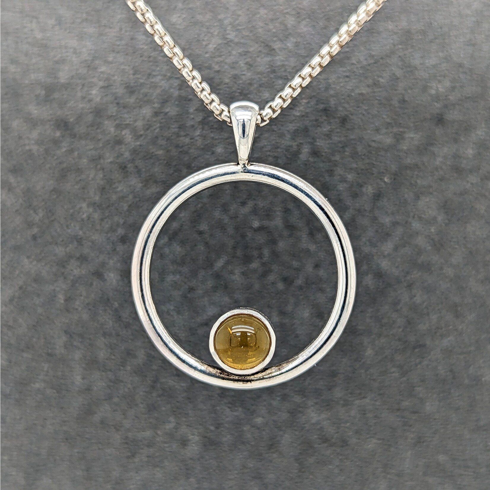 Modern Heirloom® Medium 6m Citrine Cab Circle Pendant