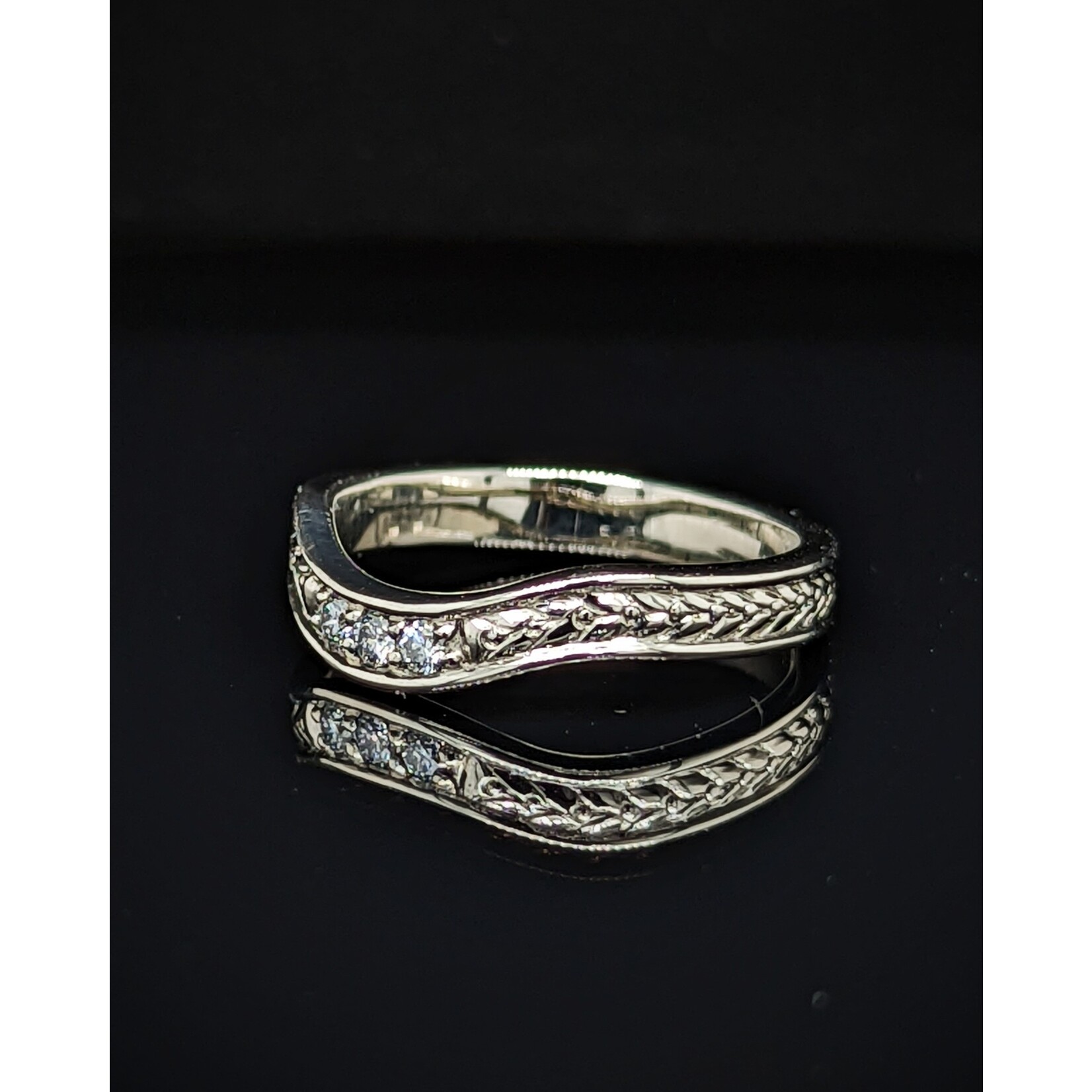 Modern Heirloom® 14KW 3-Stone Wheatleaf Contour Band