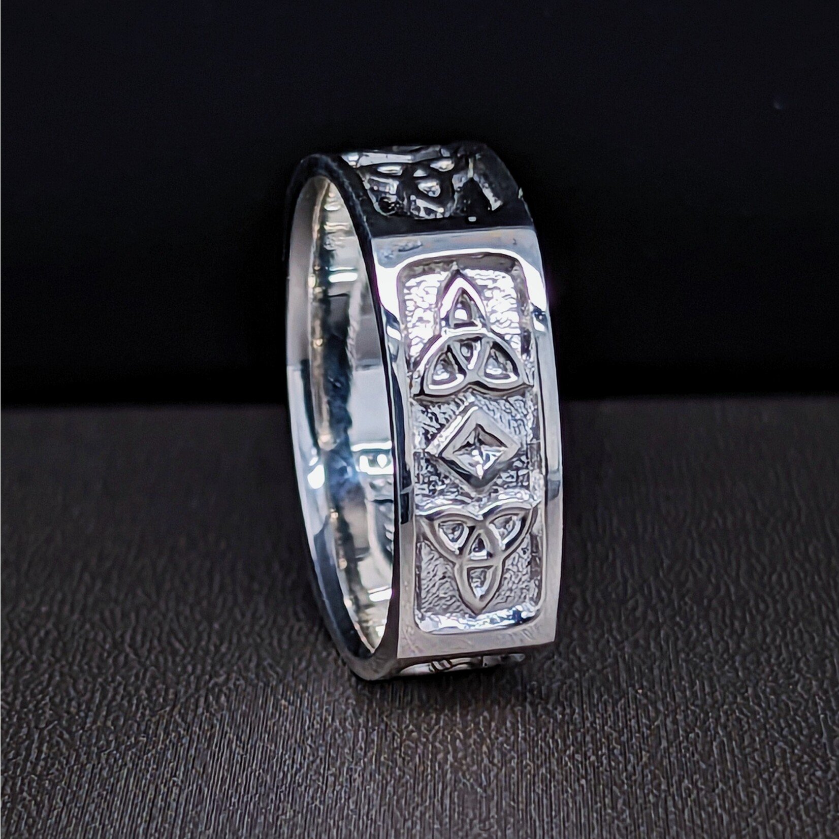 Modern Heirloom® Celtic Knot/Leaf Band 8mm 14KW