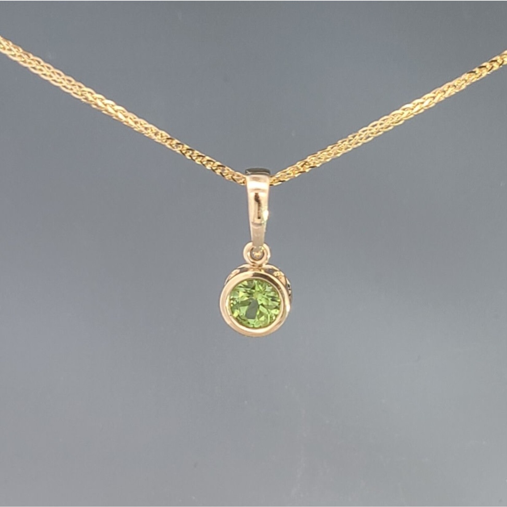 14KY Filigree Pendant w/ 5mm Peridot on 16" Octava