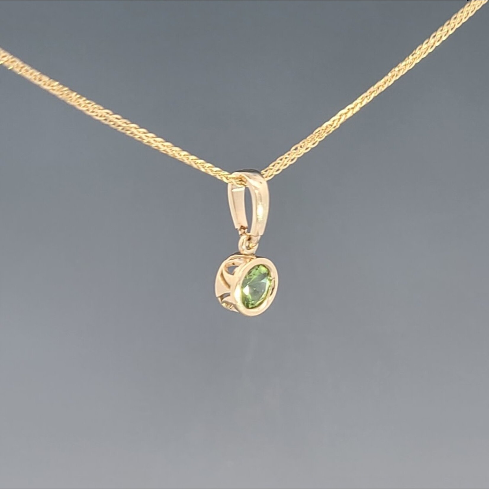 14KY Filigree Pendant w/ 5mm Peridot on 16" Octava
