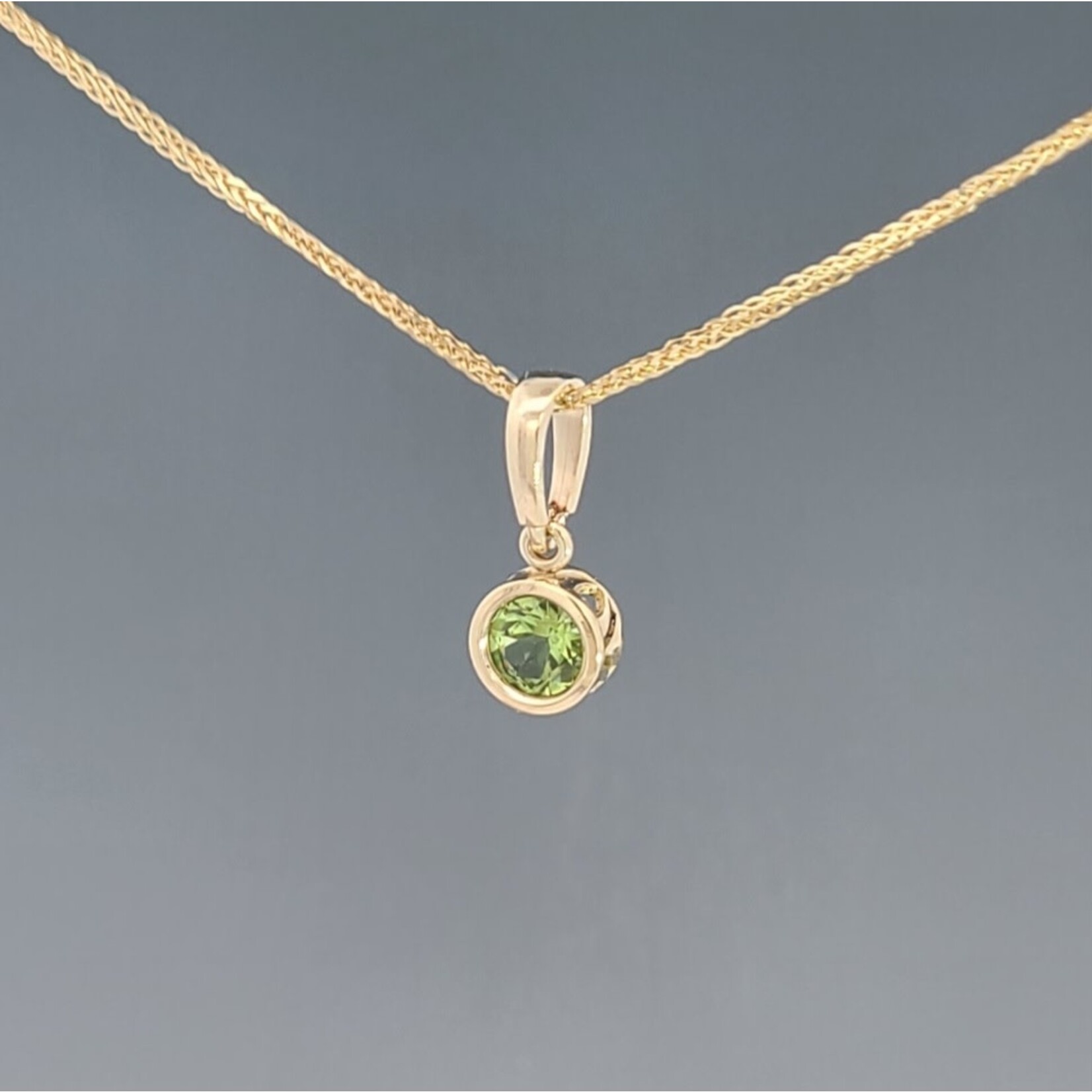 14KY Filigree Pendant w/ 5mm Peridot on 16" Octava