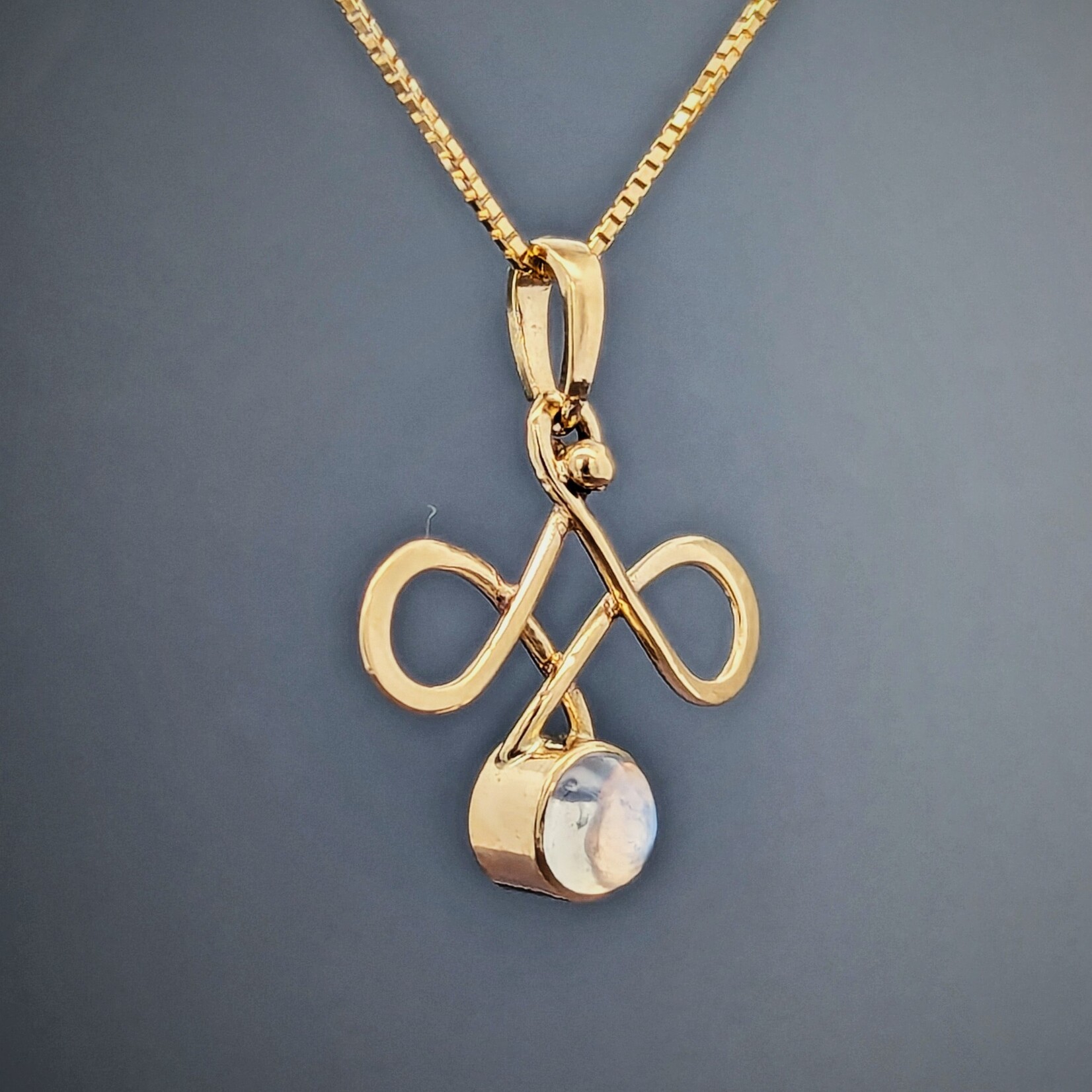 Modern Heirloom® 14KY Elegant Knot Pendant w/ 5mm Moonstone