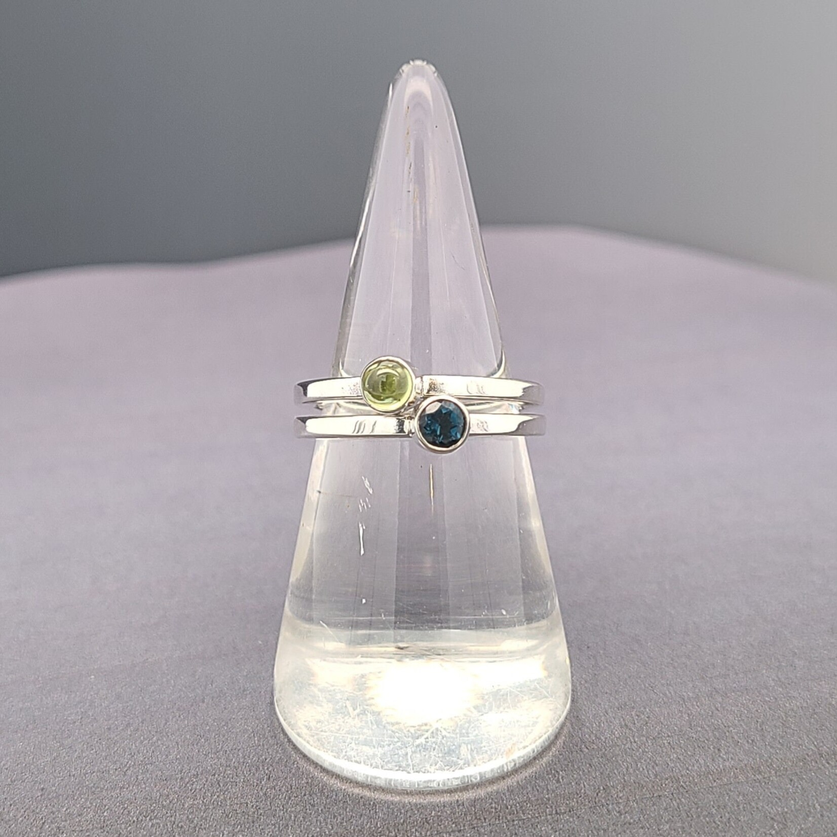 Modern Heirloom® Sterling Stackable Band w/ 4mm Peridot, 2.0mm, Sz 7.0