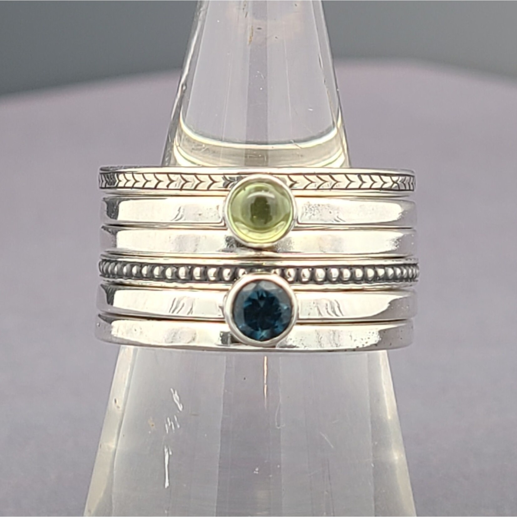 Modern Heirloom® Sterling Stackable Band w/ 4mm Peridot, 2.0mm, Sz 7.0