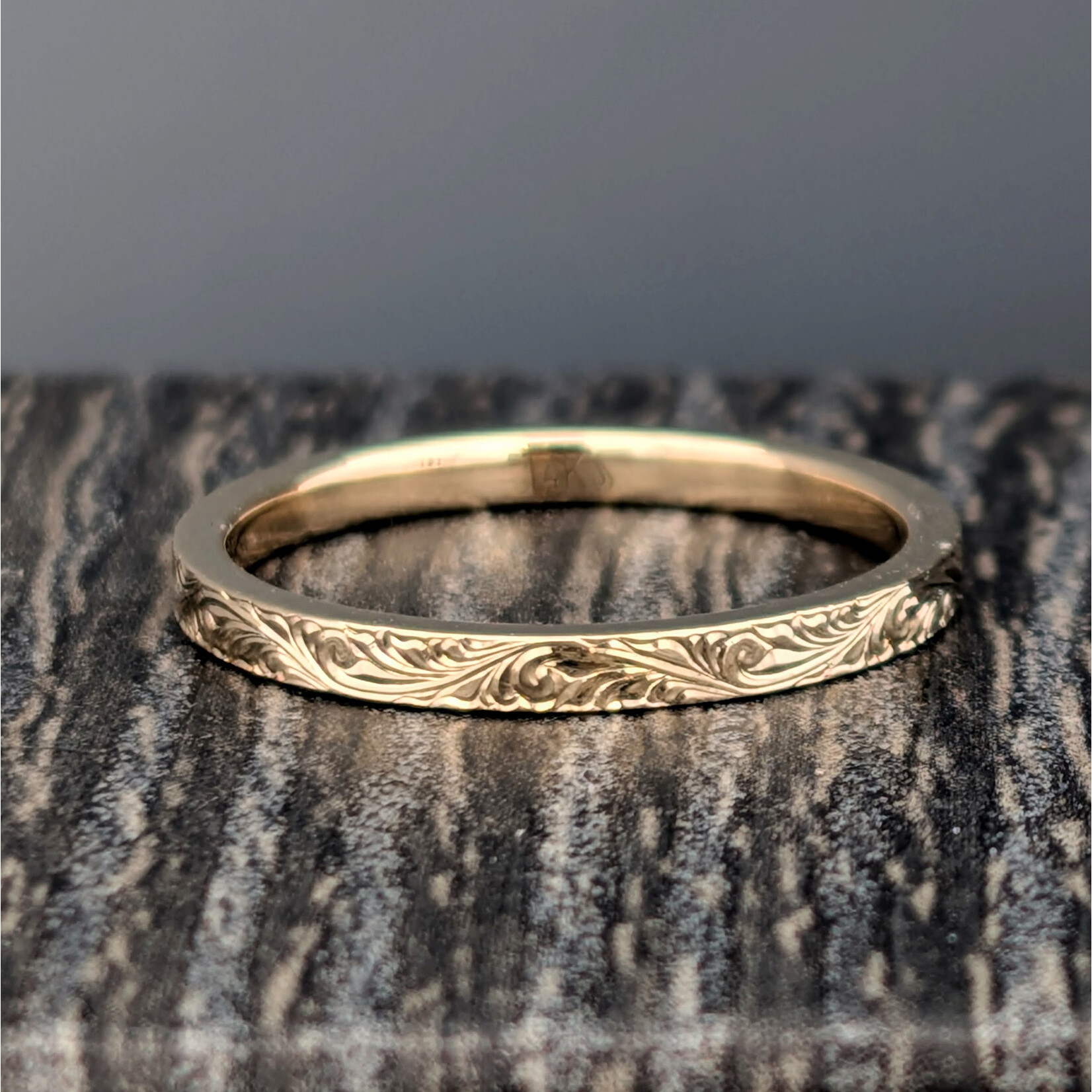 Modern Heirloom® Flare Cut Alternating Scroll Band, Flat, 2mm, 14KY, sz7