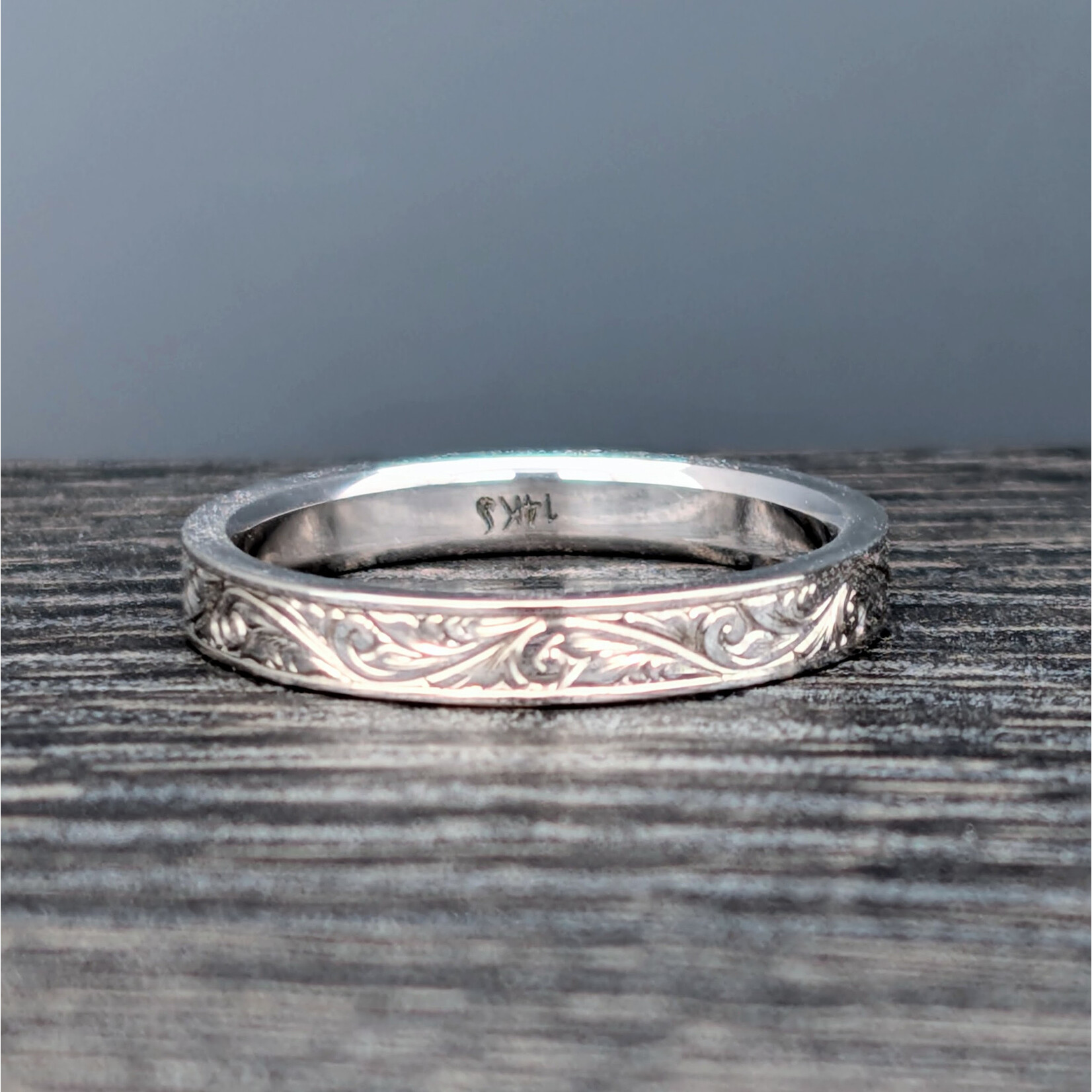 Modern Heirloom® Line Cut Alternating Scroll Band, Flat, 3mm, 14KW, sz7