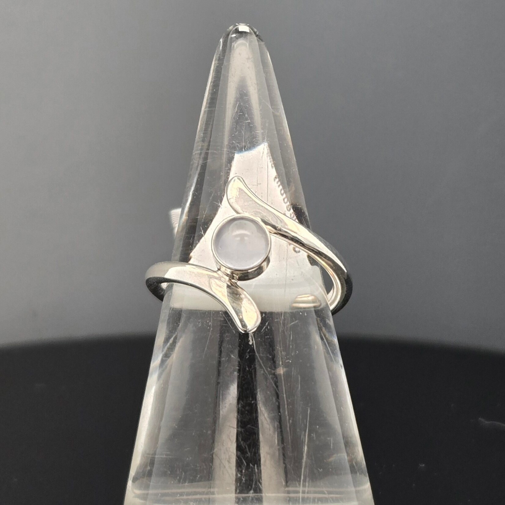 Modern Heirloom® Bypass Ring w/ 5mm Chalcedony, sz 8.75