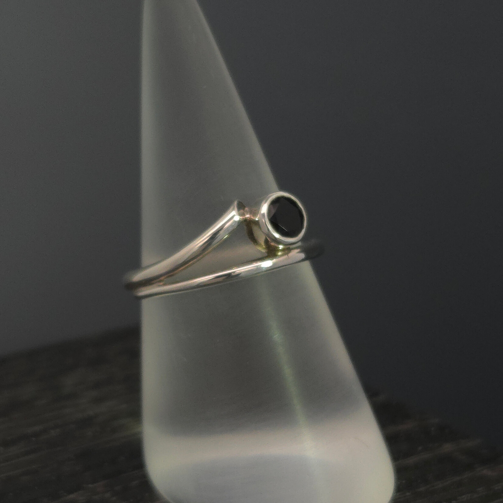 Modern Heirloom® Bypass Taper Ring w/ Faceted Onyx 5mm Size 7