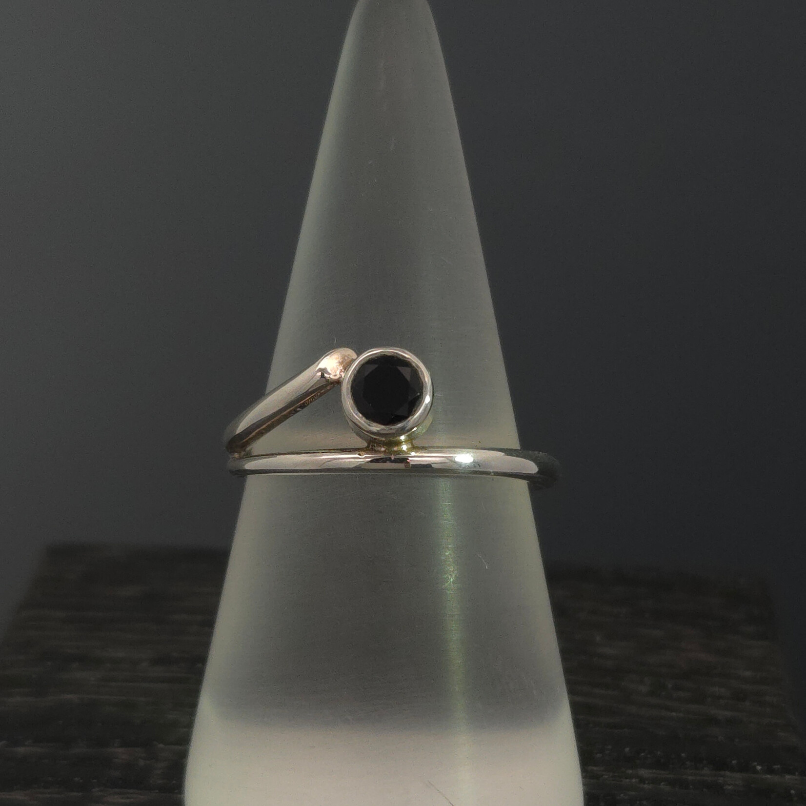 Modern Heirloom® Bypass Taper Ring w/ Faceted Onyx 5mm Size 7