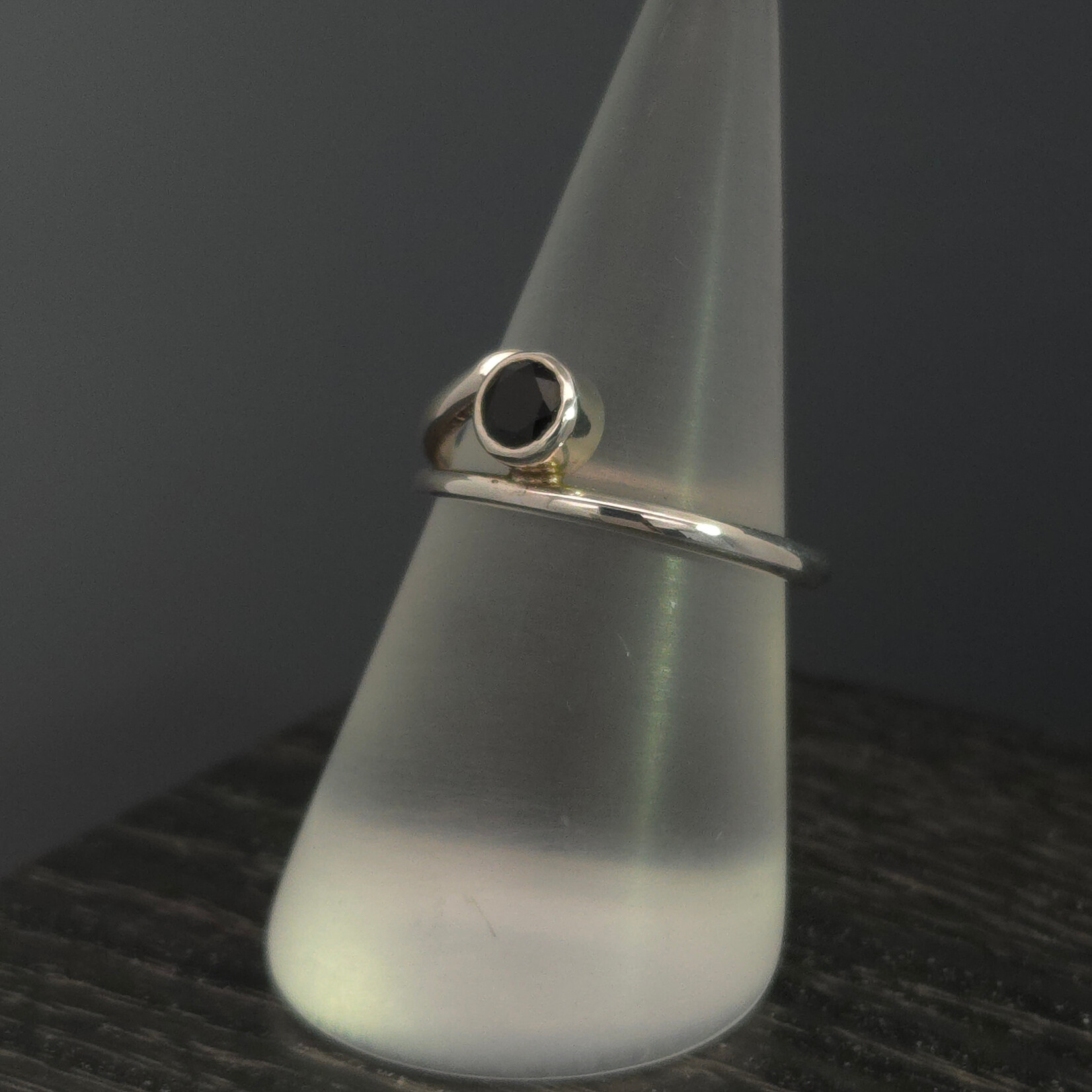 Modern Heirloom® Bypass Taper Ring w/ Faceted Onyx 5mm Size 7