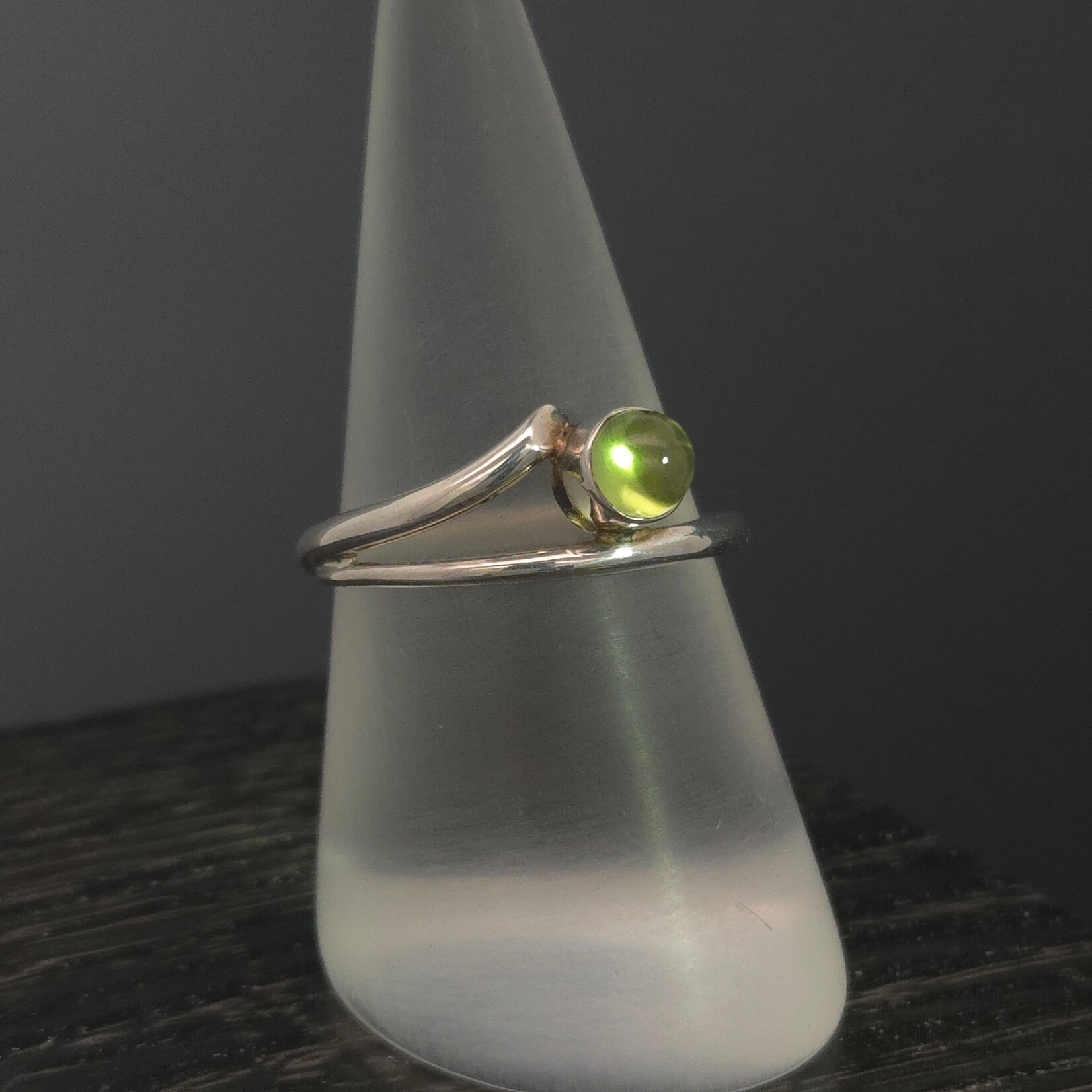 Modern Heirloom® Bypass Taper Ring w/ Peridot 5mm Size 7.5