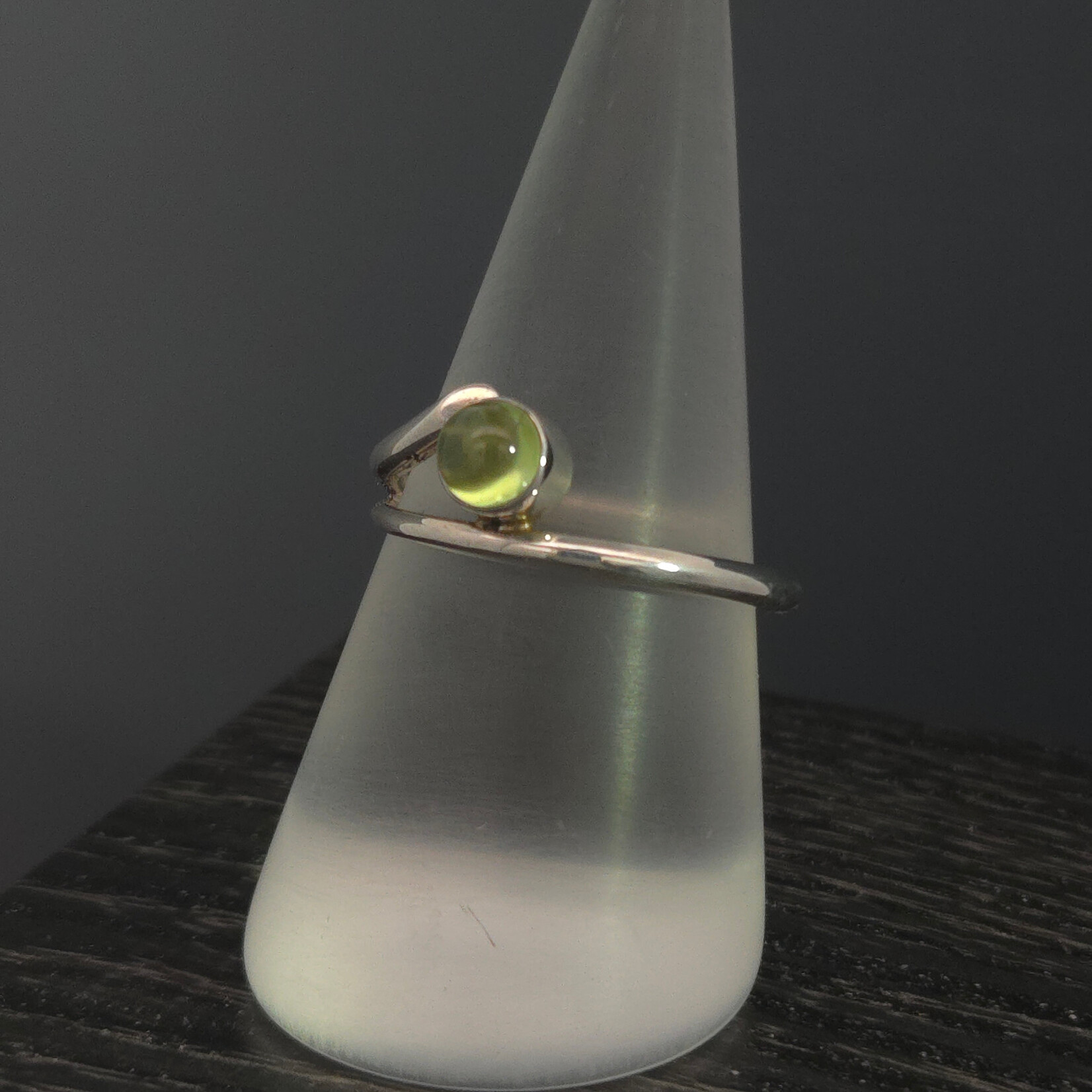 Modern Heirloom® Bypass Taper Ring w/ Peridot 5mm Size 7.5