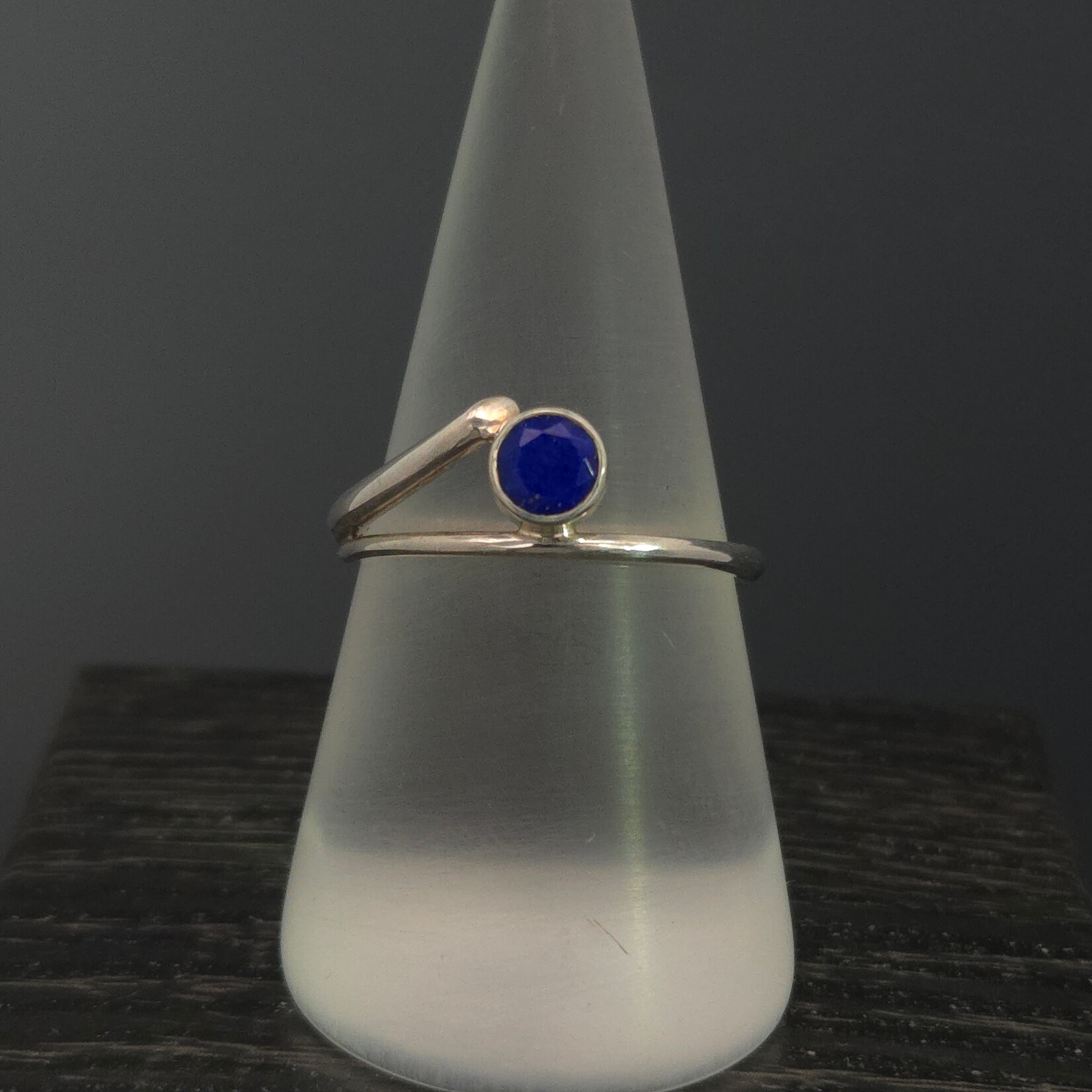 Modern Heirloom® Bypass Taper Ring w/ Lapis 5mm Size 8