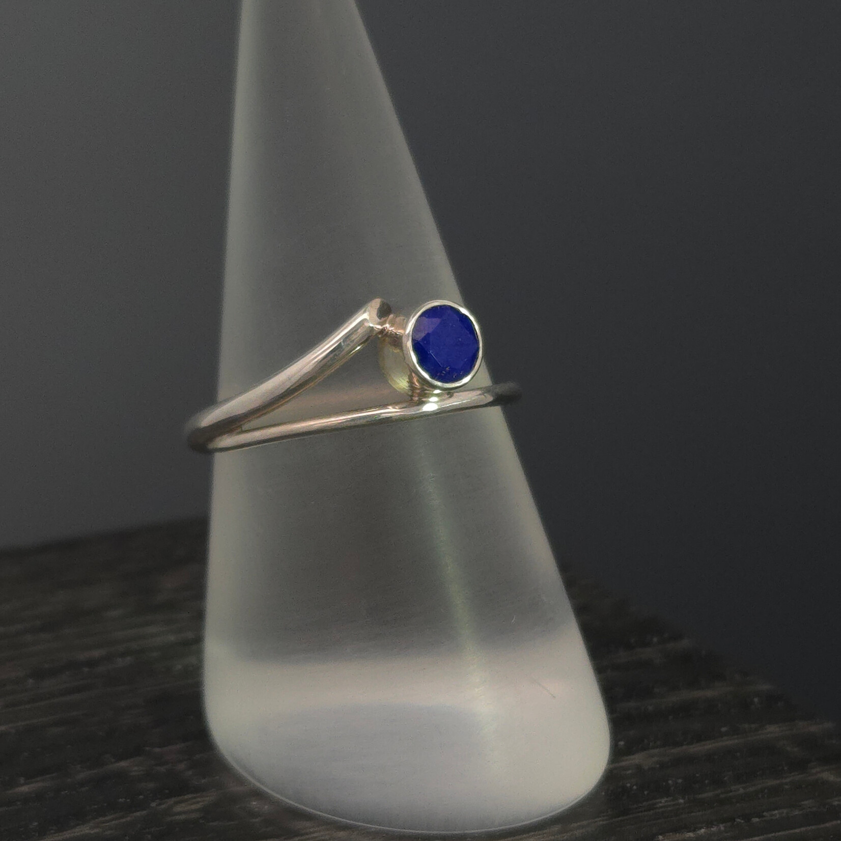 Modern Heirloom® Bypass Taper Ring w/ Lapis 5mm Size 8