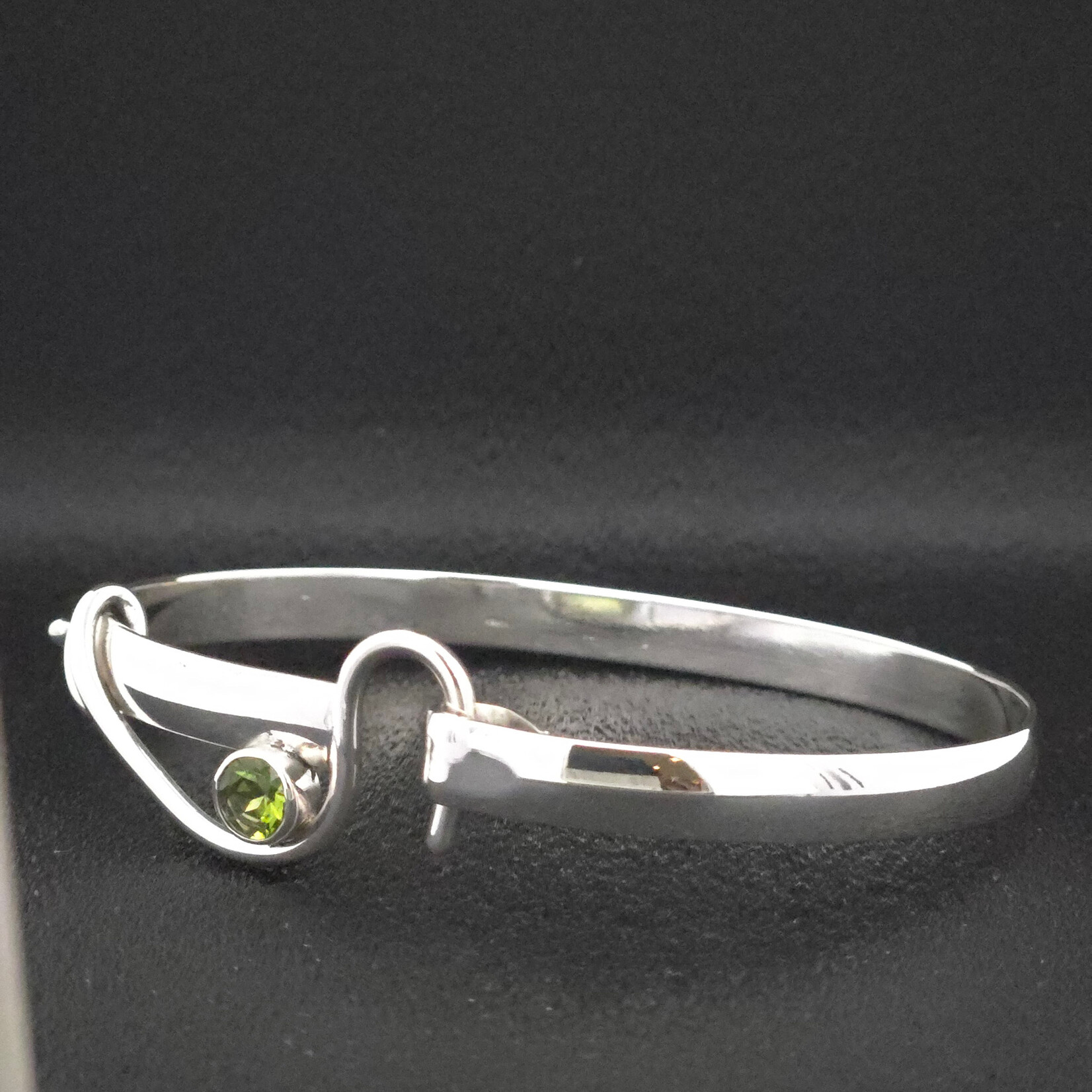 Modern Heirloom® AC Hook Bracelet, Peridot 6mm
