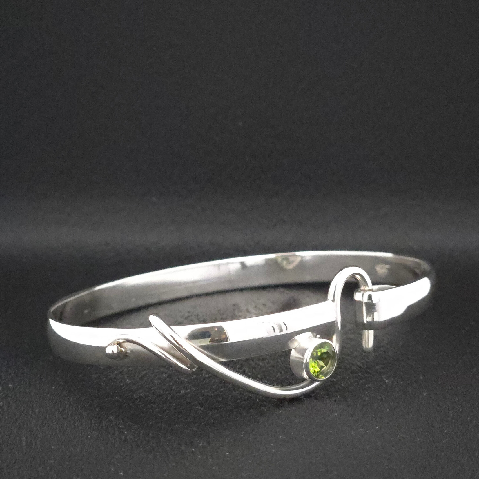 Modern Heirloom® AC Hook Bracelet, Peridot 6mm